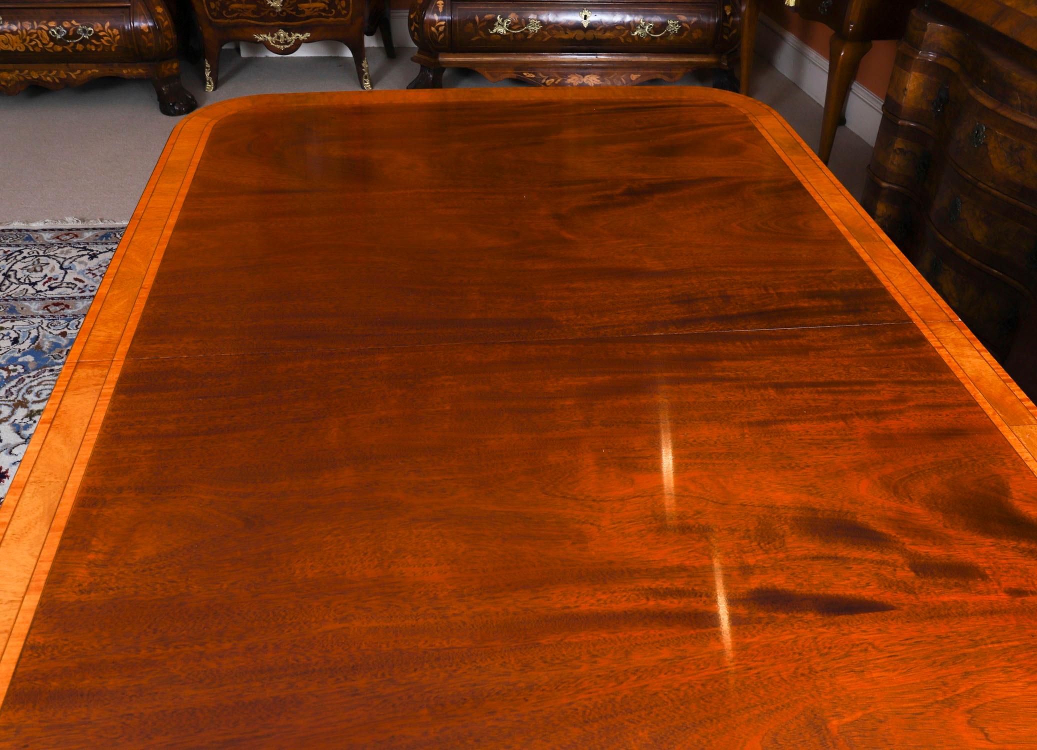 Table de salle à manger Vintage Regency Revival par William Tillman & 10 chaises 20ème siècle en vente 2
