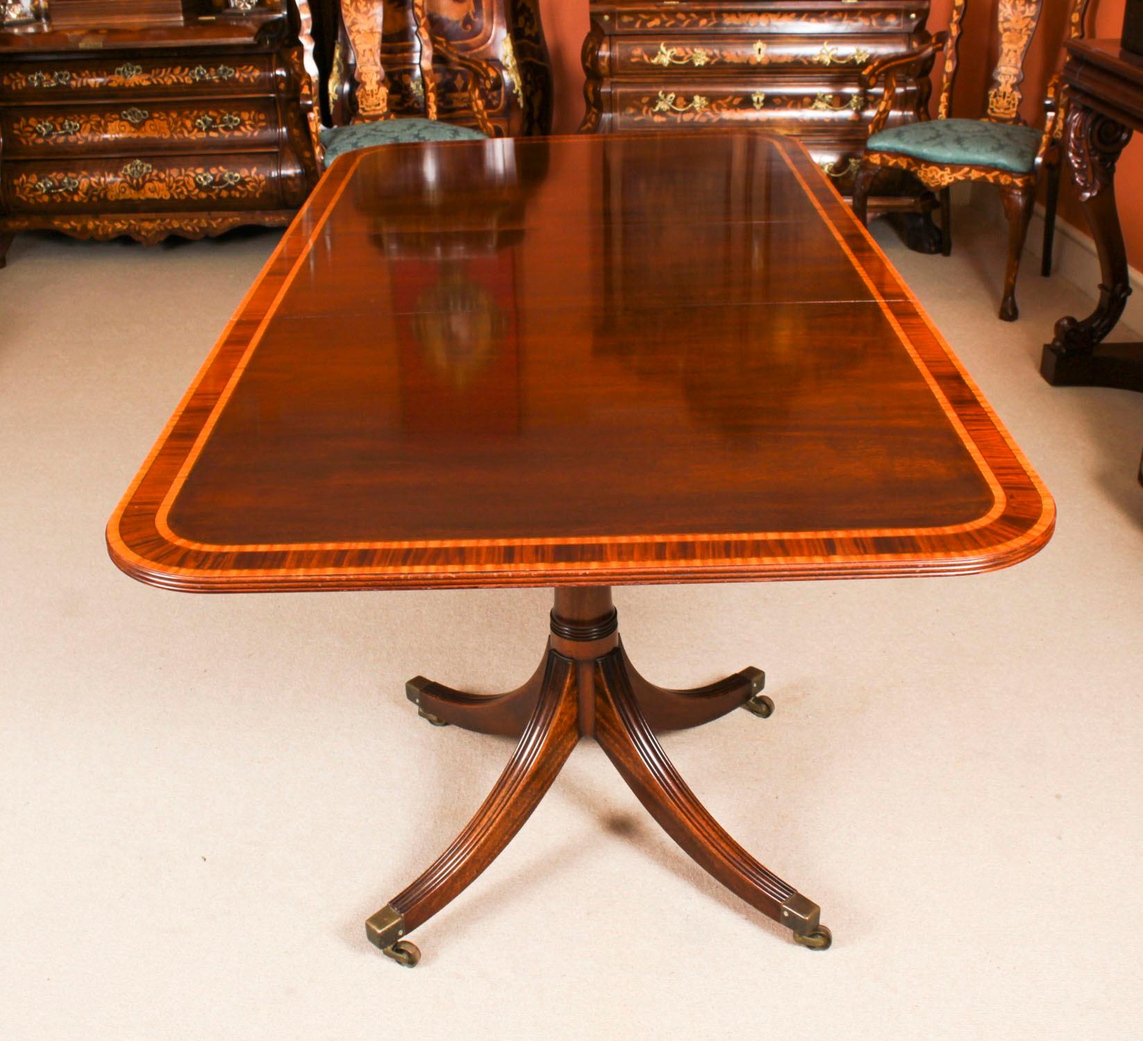 Vintage Regency Revival Dining Table by William Tillman & 8 Chairs 20th Century In Good Condition For Sale In London, GB