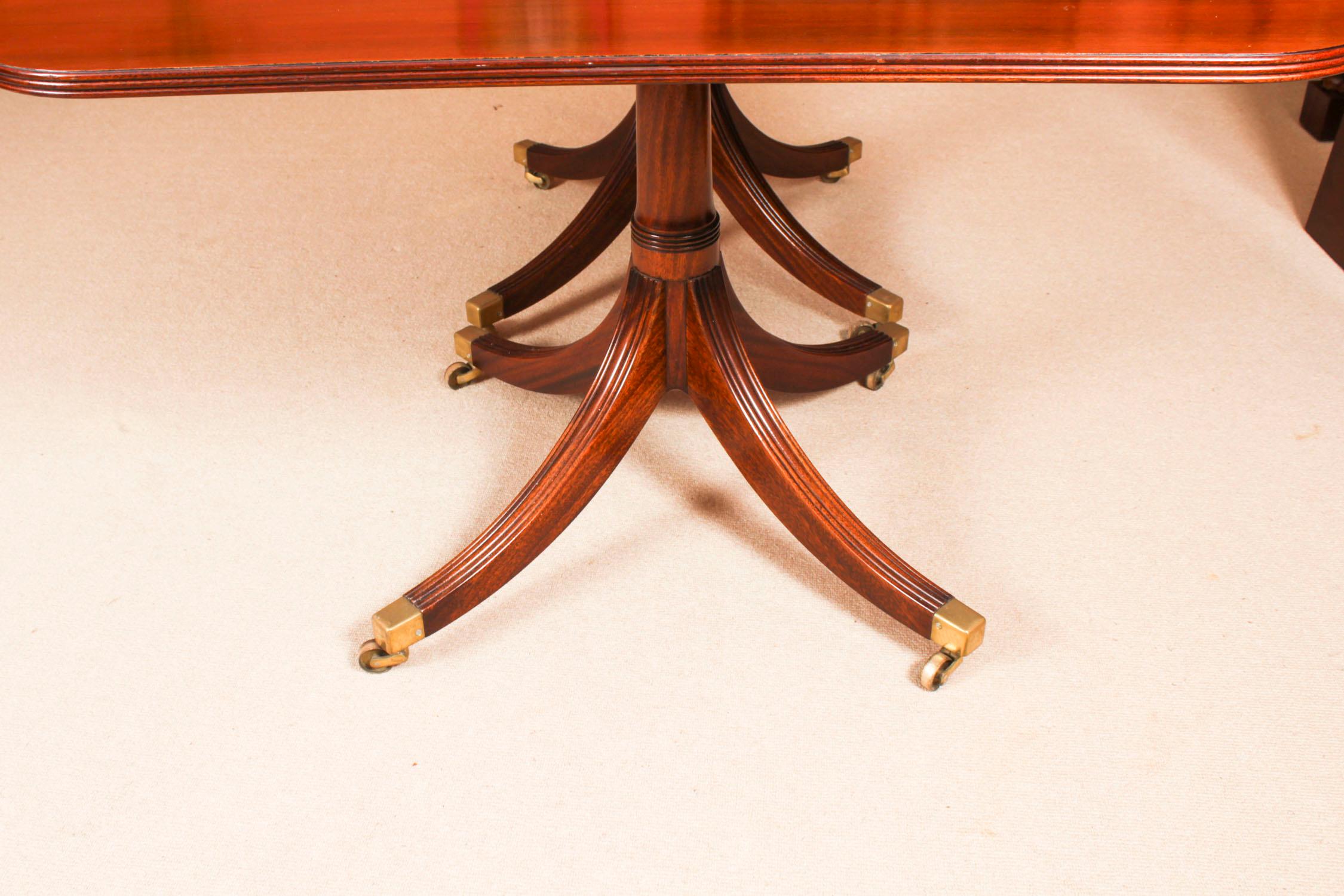 Table de salle à manger néo-Régence William Tillman et 8 chaises anciennes en vente 3