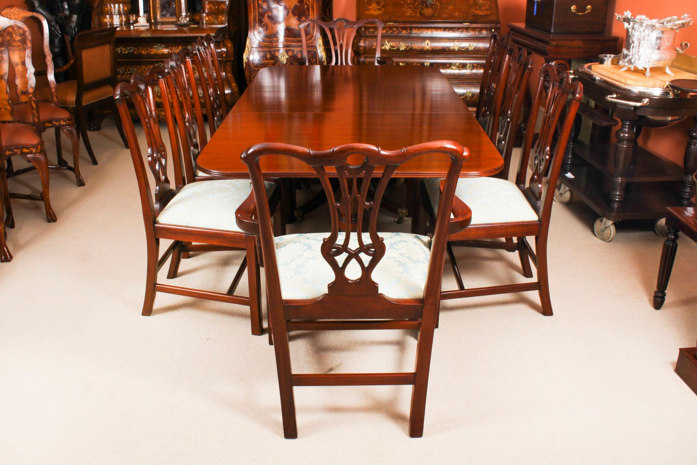 Il s'agit d'un fabuleux ensemble de salle à manger comprenant une table de maître artisan William Tillman, datant de CIRCA 1975, et un ensemble antique de huit chaises de salle à manger de style Chippendale, datant de CIRCA 1880.

La table est