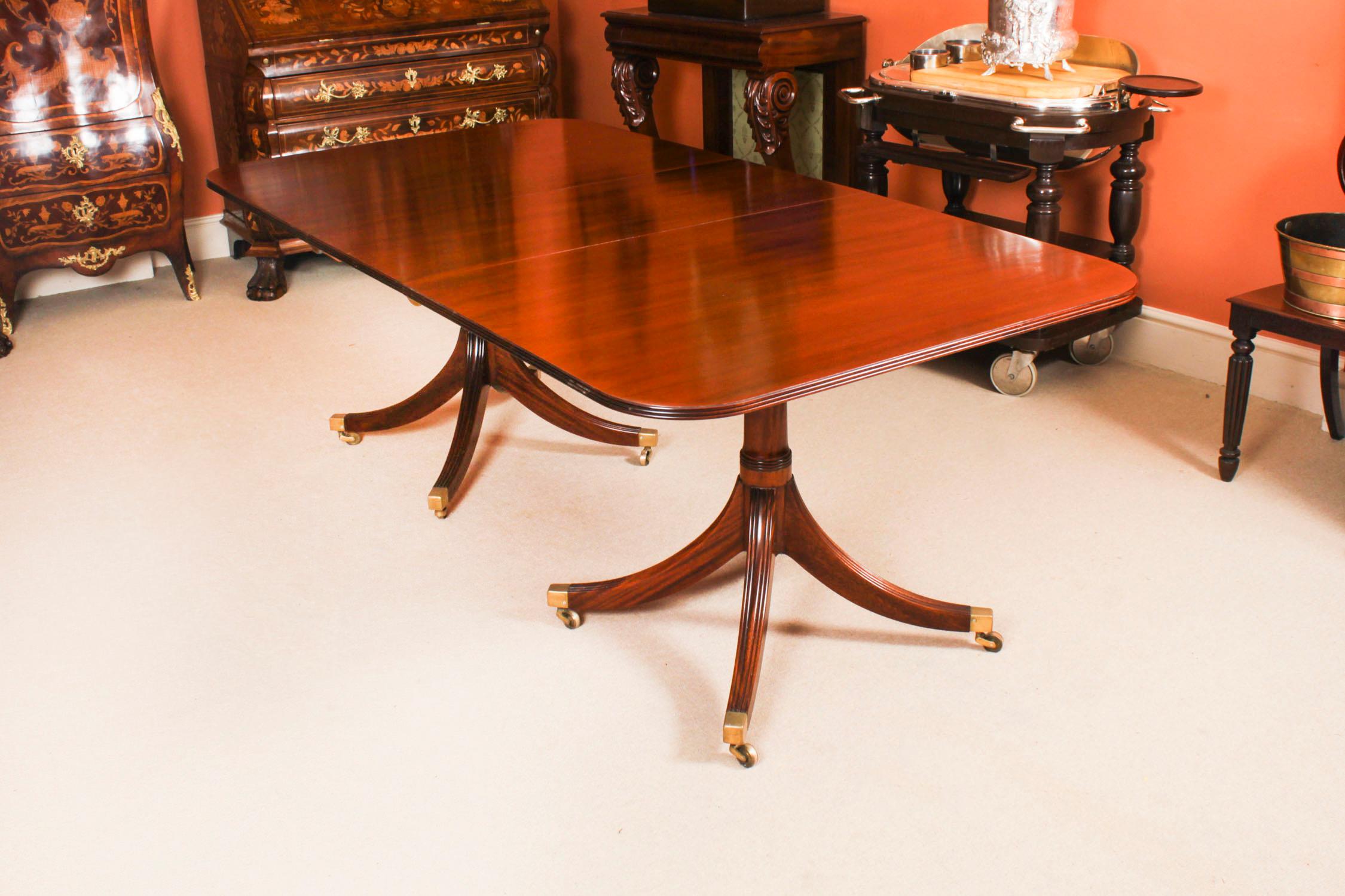 Néo-Régence Table de salle à manger néo-Régence William Tillman et 8 chaises anciennes en vente
