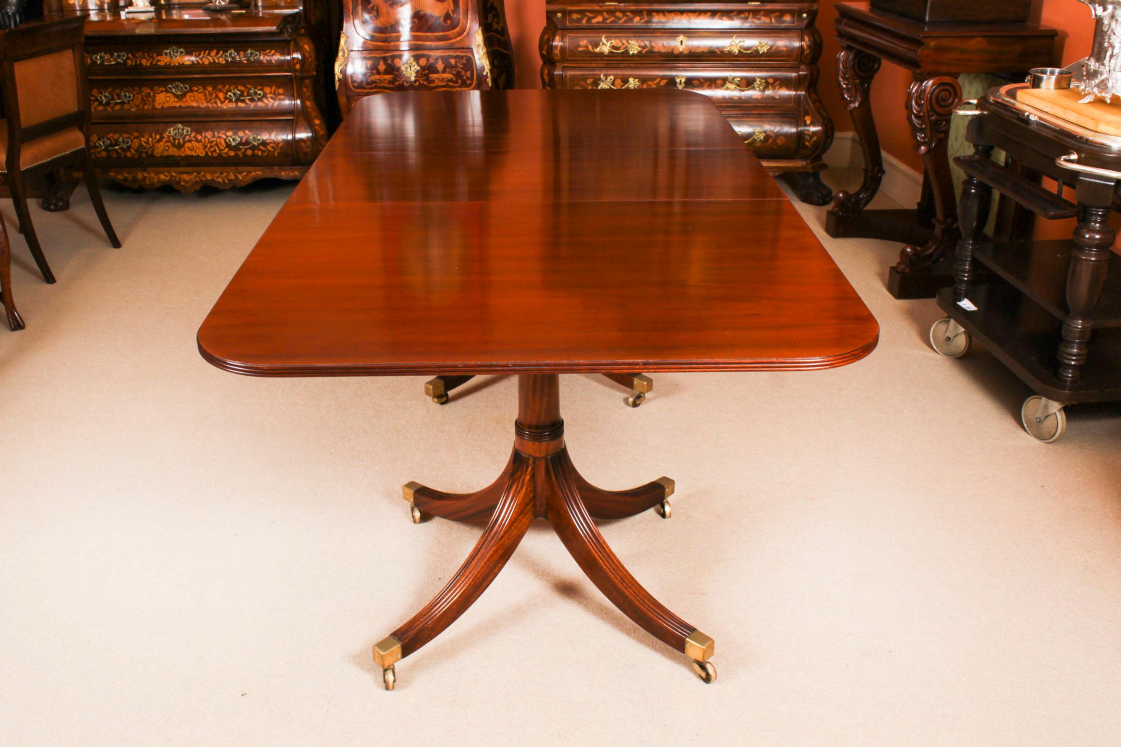Anglais Table de salle à manger néo-Régence William Tillman et 8 chaises anciennes en vente