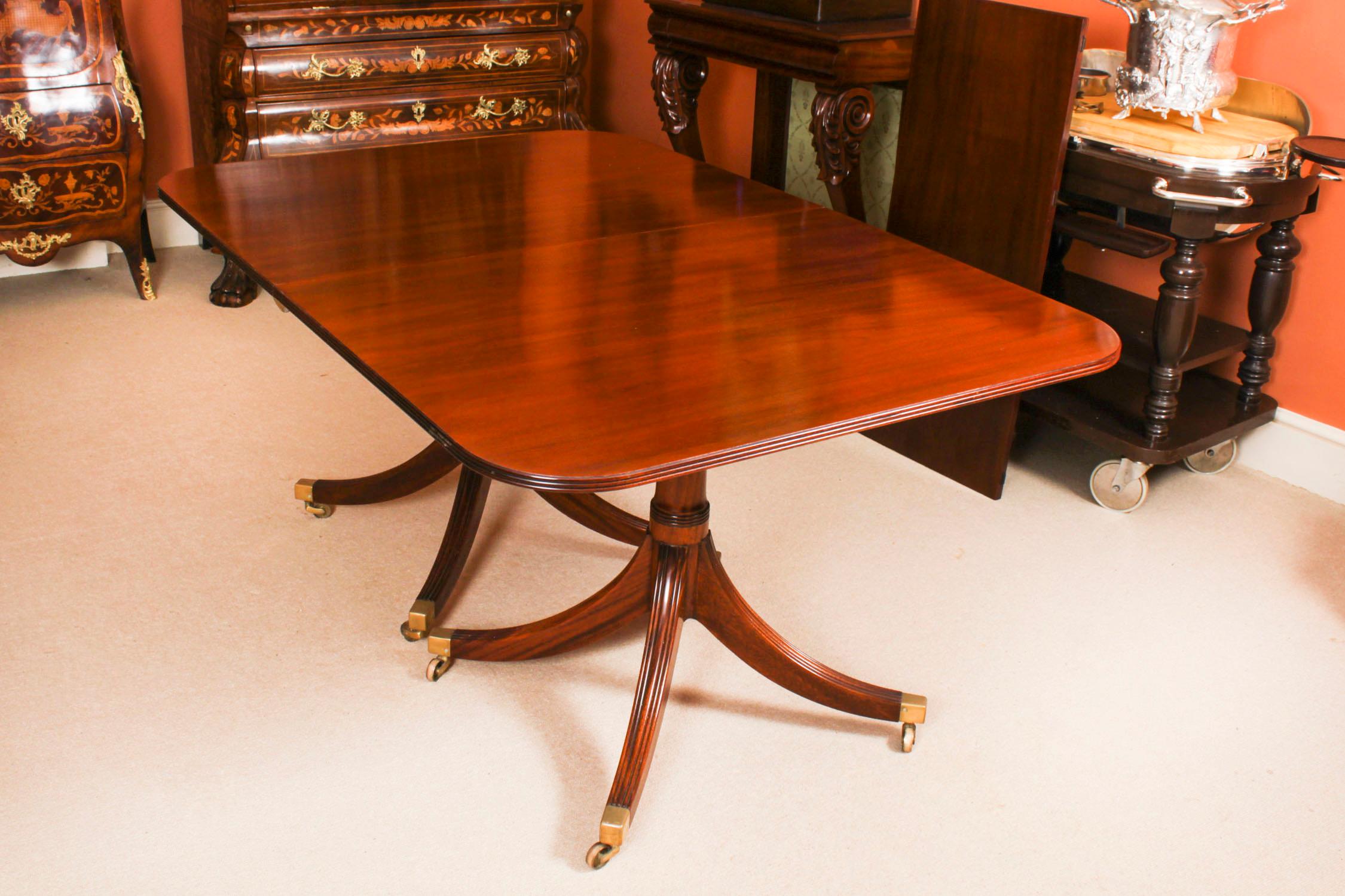 Table de salle à manger néo-Régence William Tillman et 8 chaises anciennes Bon état - En vente à London, GB