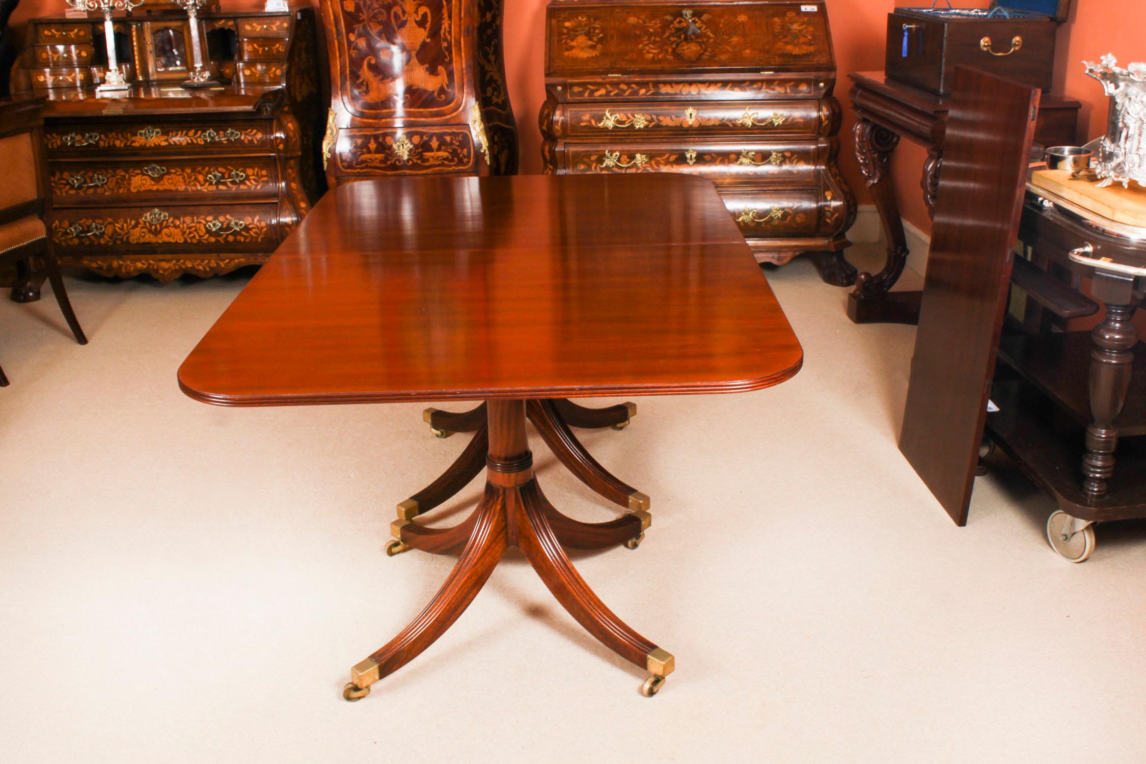 20ième siècle Table de salle à manger néo-Régence William Tillman et 8 chaises anciennes en vente