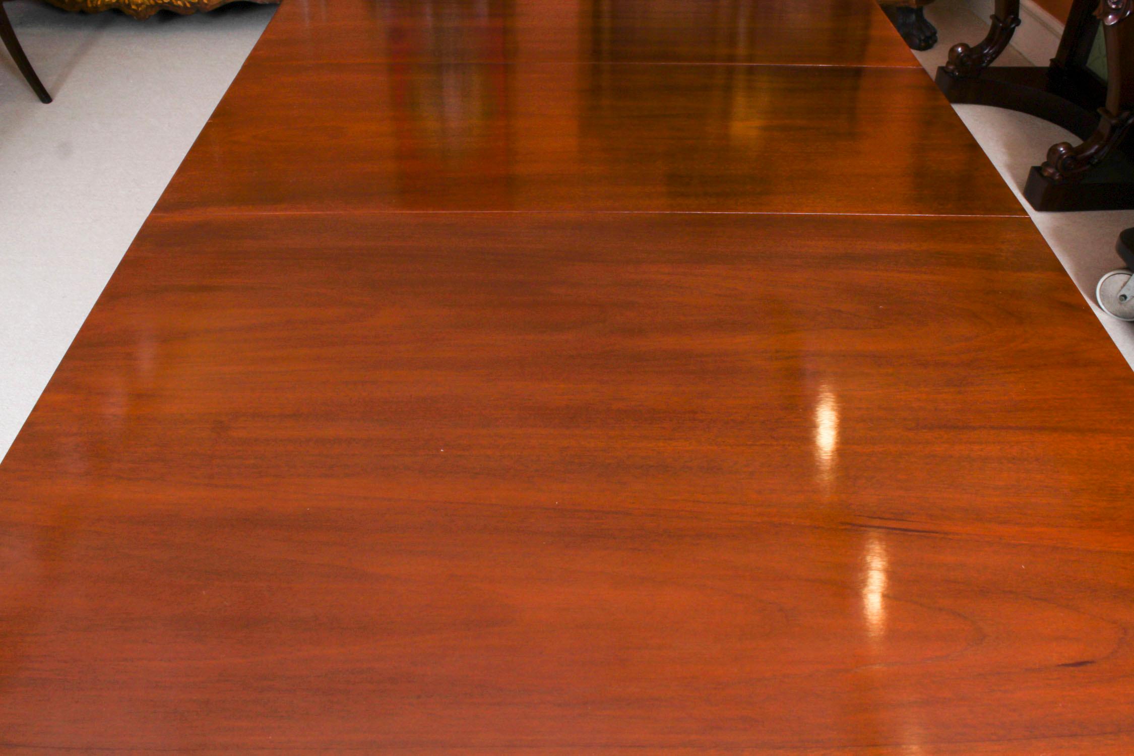 Laiton Table de salle à manger néo-Régence William Tillman et 8 chaises anciennes en vente