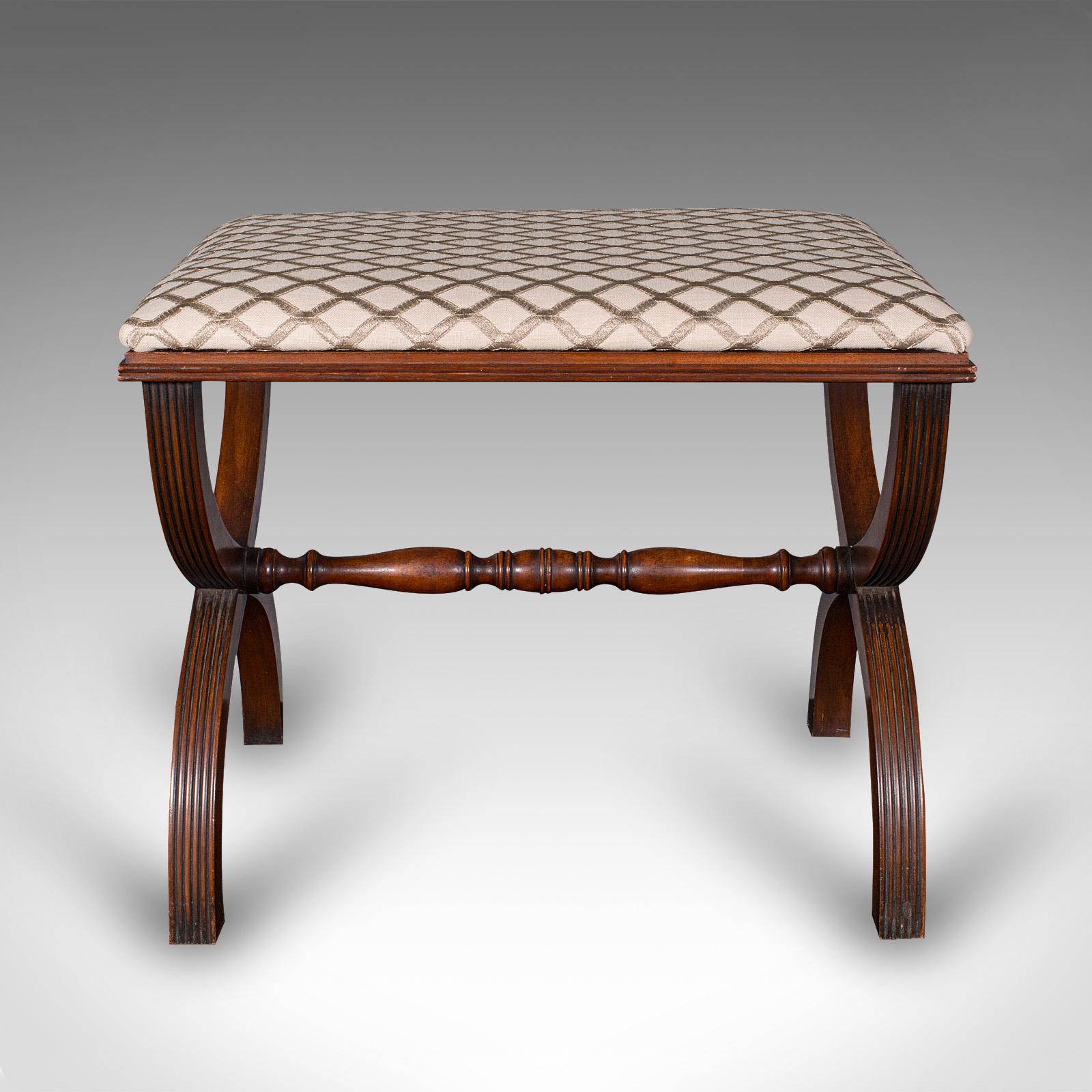 
Il s'agit d'un pouf vintage de style Regency. Tabouret de cheminée ou de chambre à coucher anglais en hêtre rembourré, datant de la fin du XXe siècle, vers 1980.

Une pièce de collection agréablement présentée, avec un style et une forme