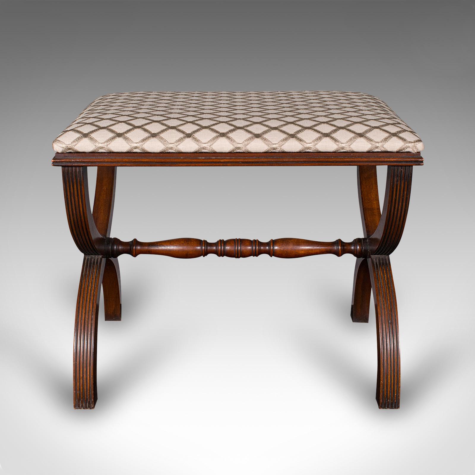 Britannique Tabouret de chambre à coucher de style Regency vintage, anglais, hêtre, cheminée, tabouret de chambre à coucher en vente