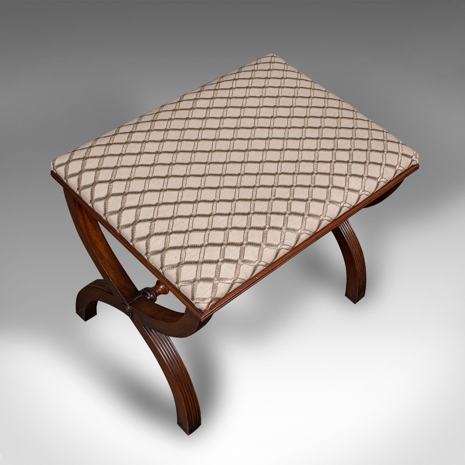 20ième siècle Tabouret de chambre à coucher de style Regency vintage, anglais, hêtre, cheminée, tabouret de chambre à coucher en vente