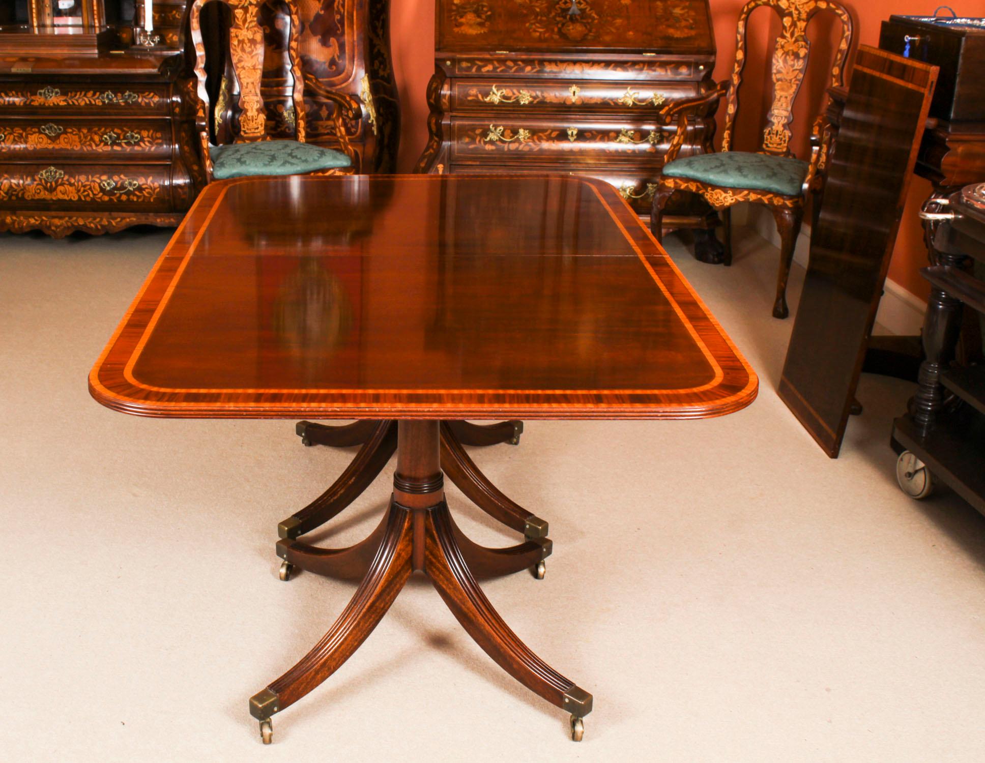 Table de salle à manger vintage Regency Revival à deux piliers William Tillman 20ème siècle en vente 3