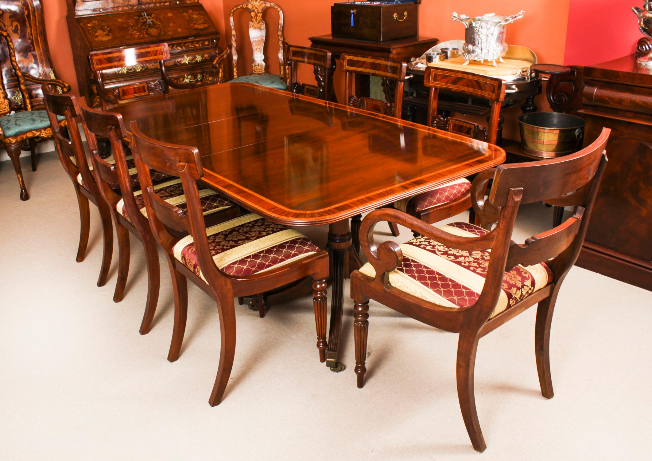 Voici une fabuleuse table de salle à manger Vintage Regency Revival du maître ébéniste William Tillman, datant d'environ 1980.

La table est fabriquée en acajou massif flammé avec un décor de bandes croisées en bois satiné.  Il repose sur deux