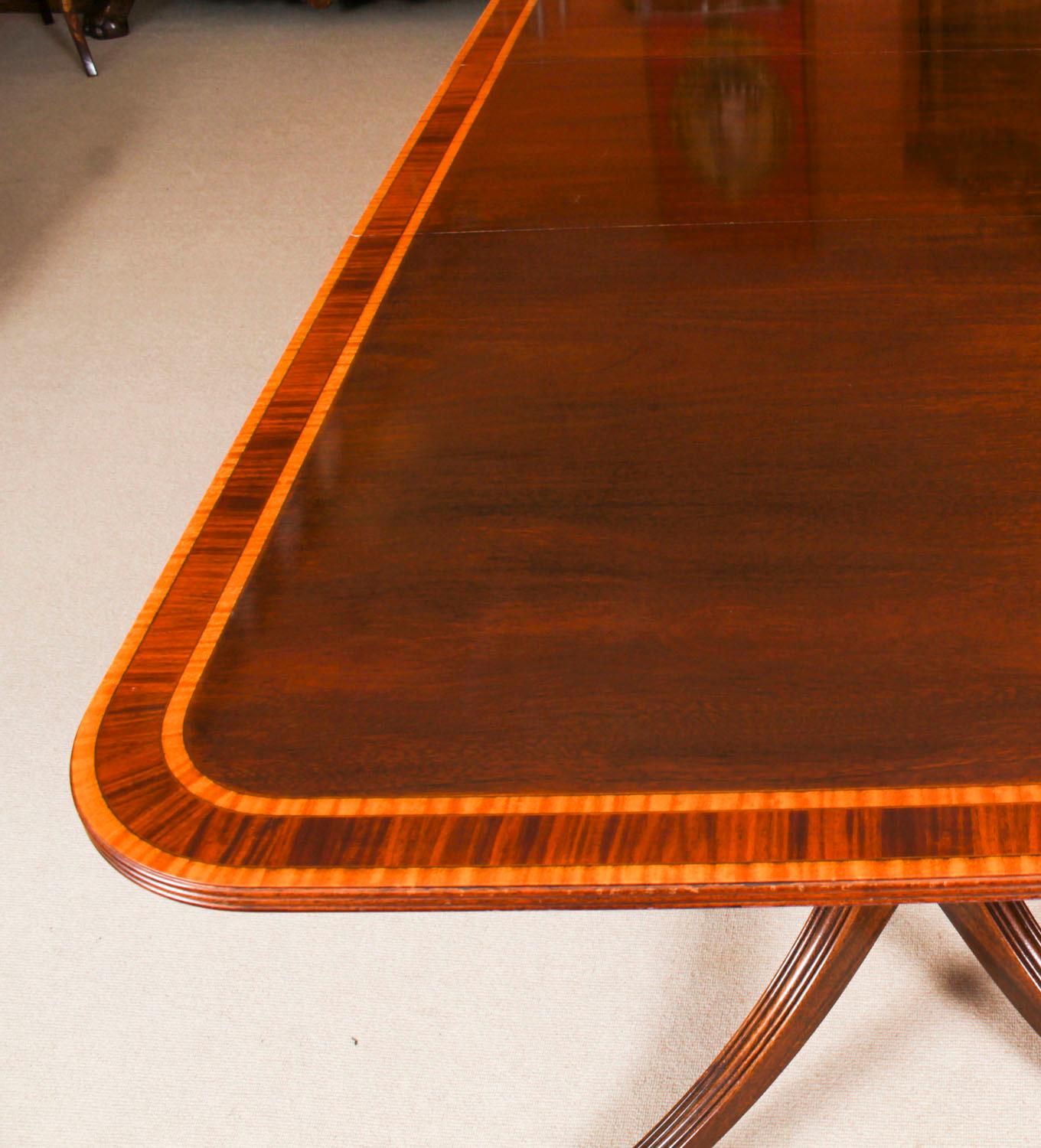 Table de salle à manger vintage Regency Revival à deux piliers William Tillman 20ème siècle en vente 1