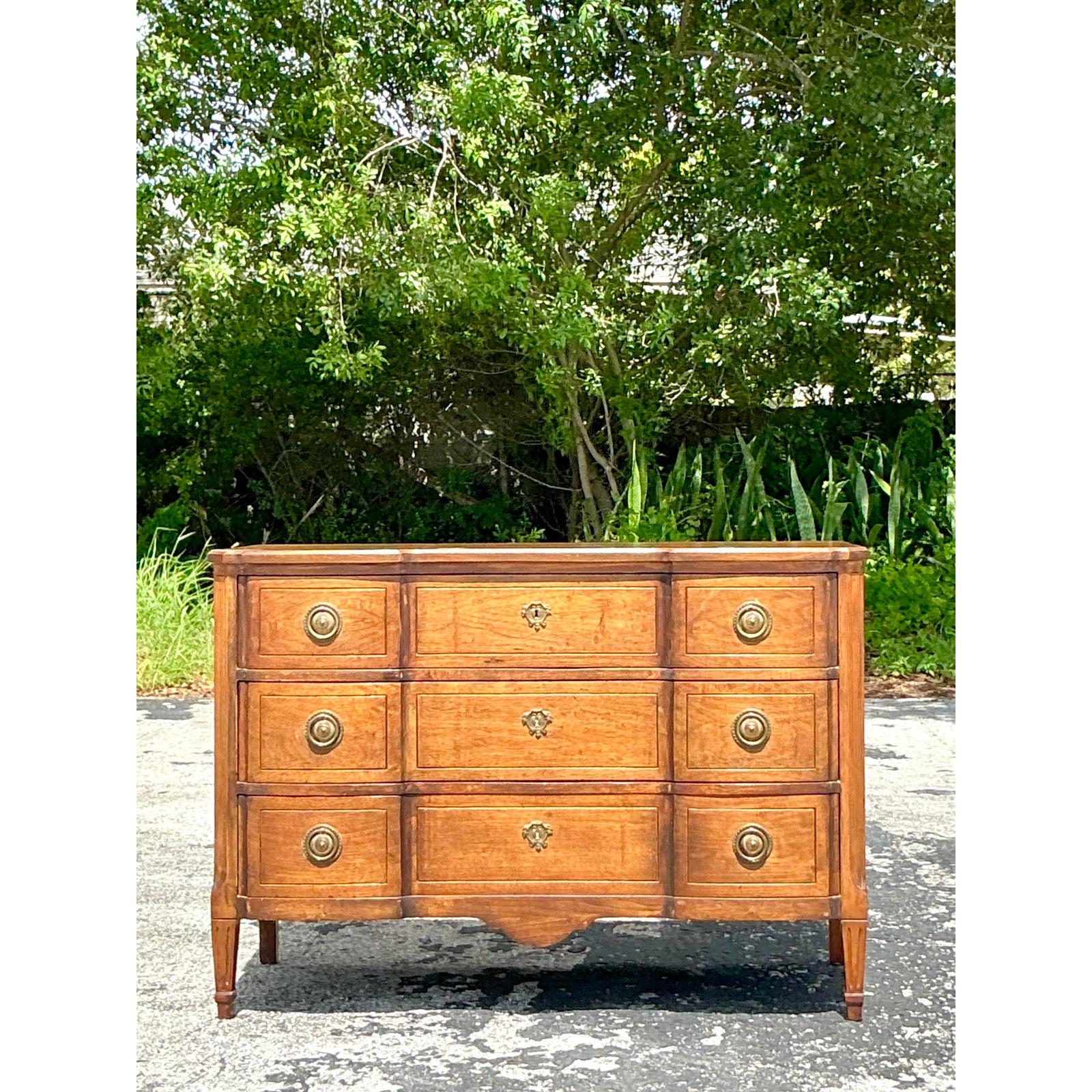 Entdecken Sie mit dieser Rolltruhe im Regency-Stil ein atemberaubendes Beispiel für klassische amerikanische Handwerkskunst. Dieses außergewöhnliche Stück zeichnet sich durch seine bemerkenswerte Rolltür aus, die sich elegant öffnen lässt und einen