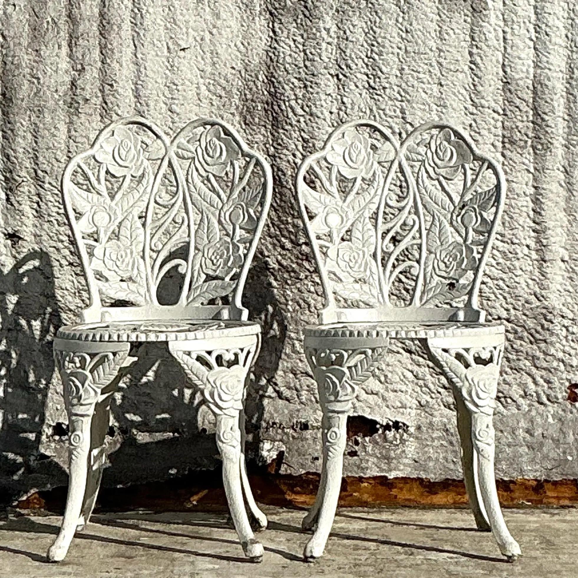 Vintage Regency Rose Garden Schmiedeeisen Tisch und zwei Stühle - Set von 3 (20. Jahrhundert) im Angebot