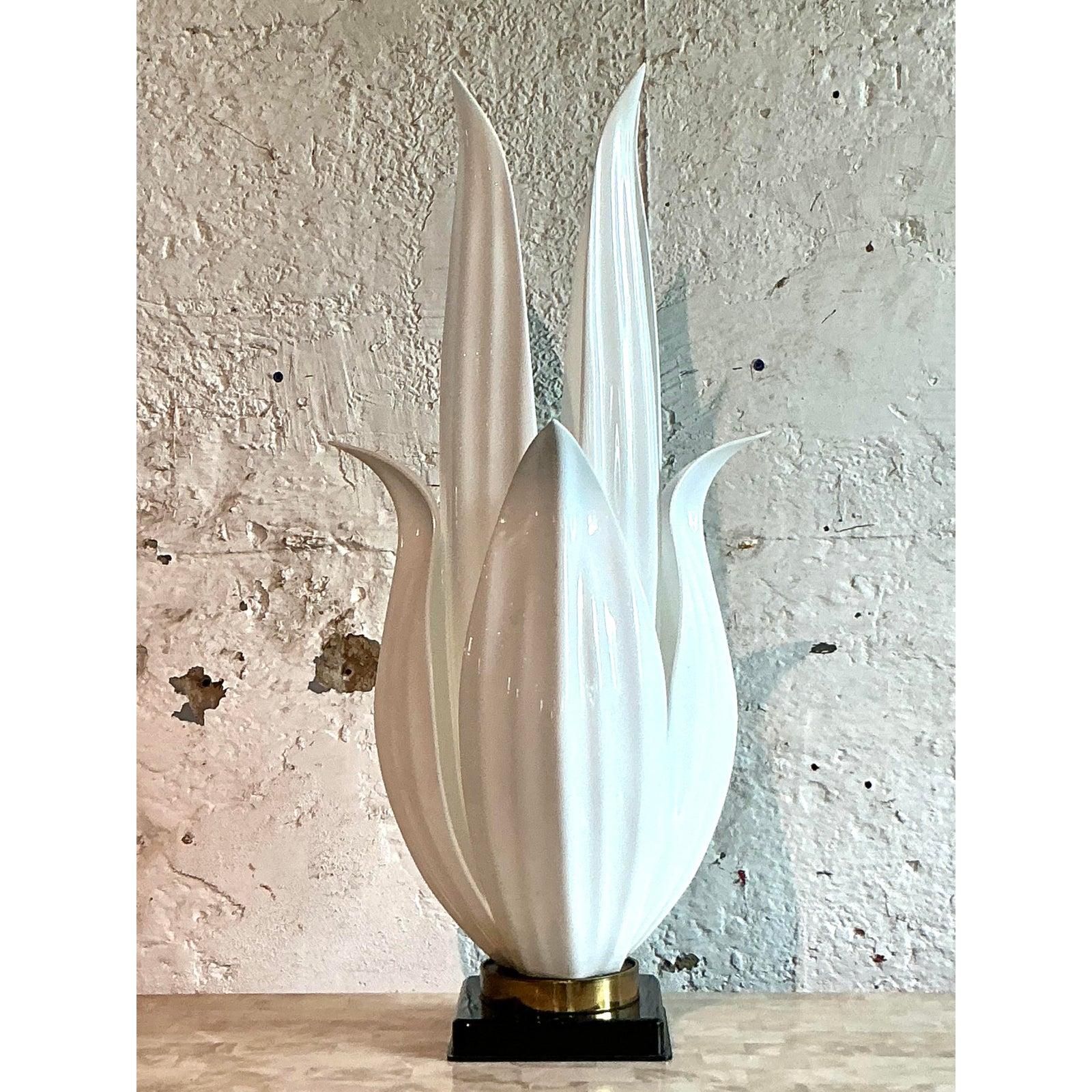 Captura el glamour dramático de la época de la Regencia de Hollywood con esta espectacular lámpara de flores vintage, en el icónico estilo de Rougier. Su diseño, una auténtica escultura funcional, presenta una cascada de pétalos de tulipán