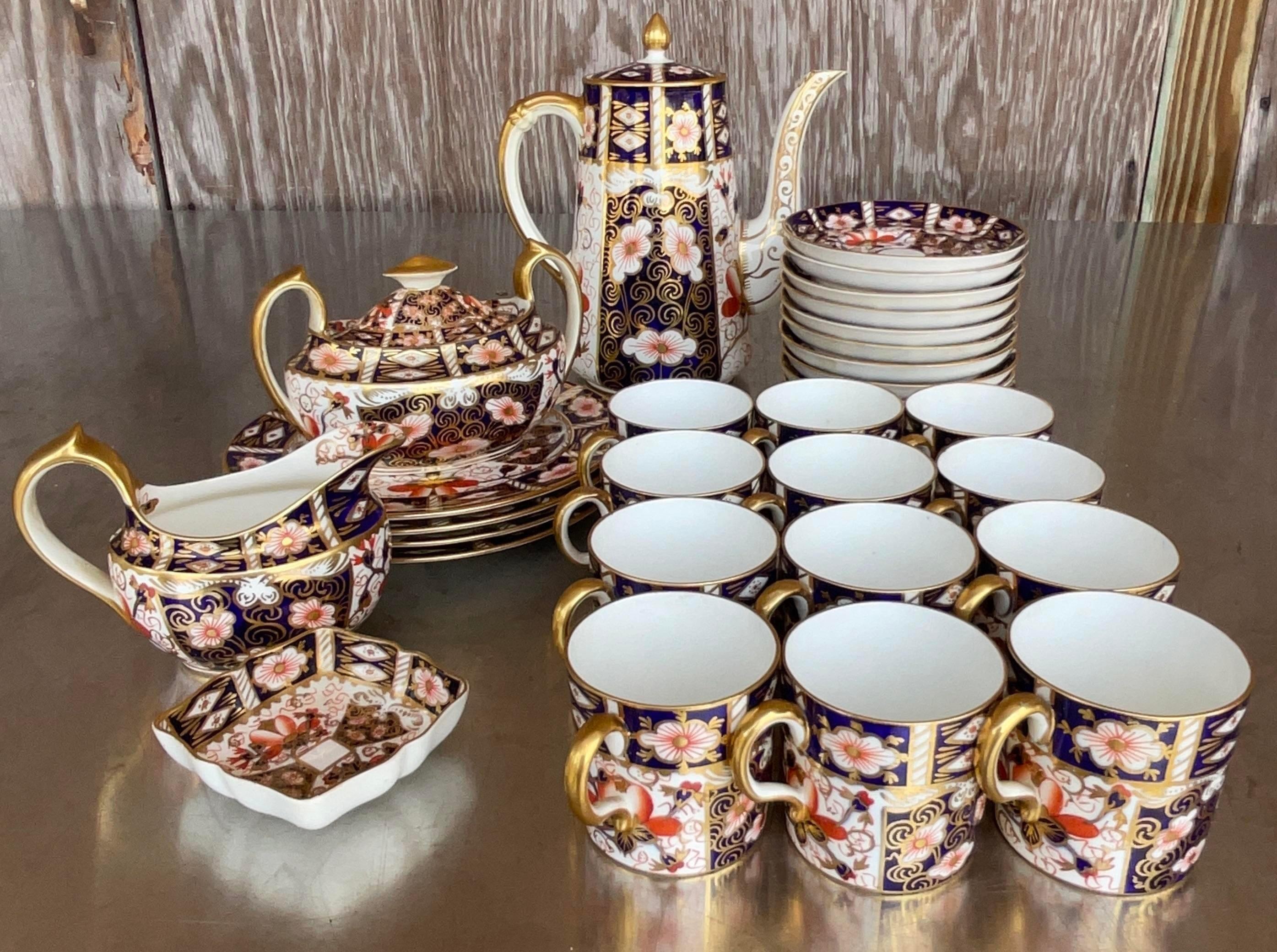 Vintage Regency Royal Crown Derby Traditional Imari 2451 Set, 32 Pieces In Good Condition In west palm beach, FL