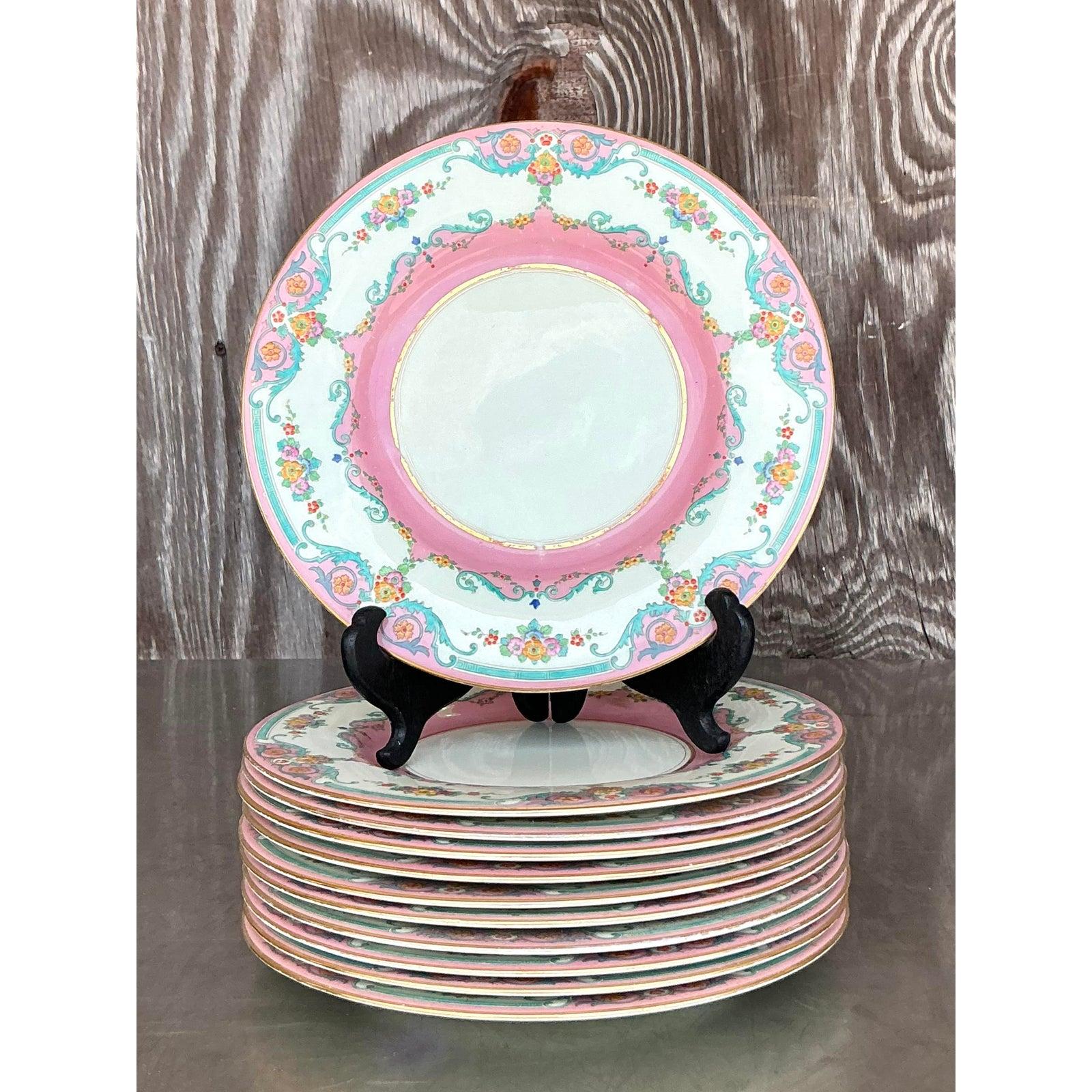 Donnez à votre table l'élégance raffinée de l'époque Regency avec ce superbe ensemble de 11 assiettes à dîner vintage de Royal Doulton. Fabriquée en Angleterre, chaque assiette présente un ravissant motif composé d'une bande rose tendre entourée de