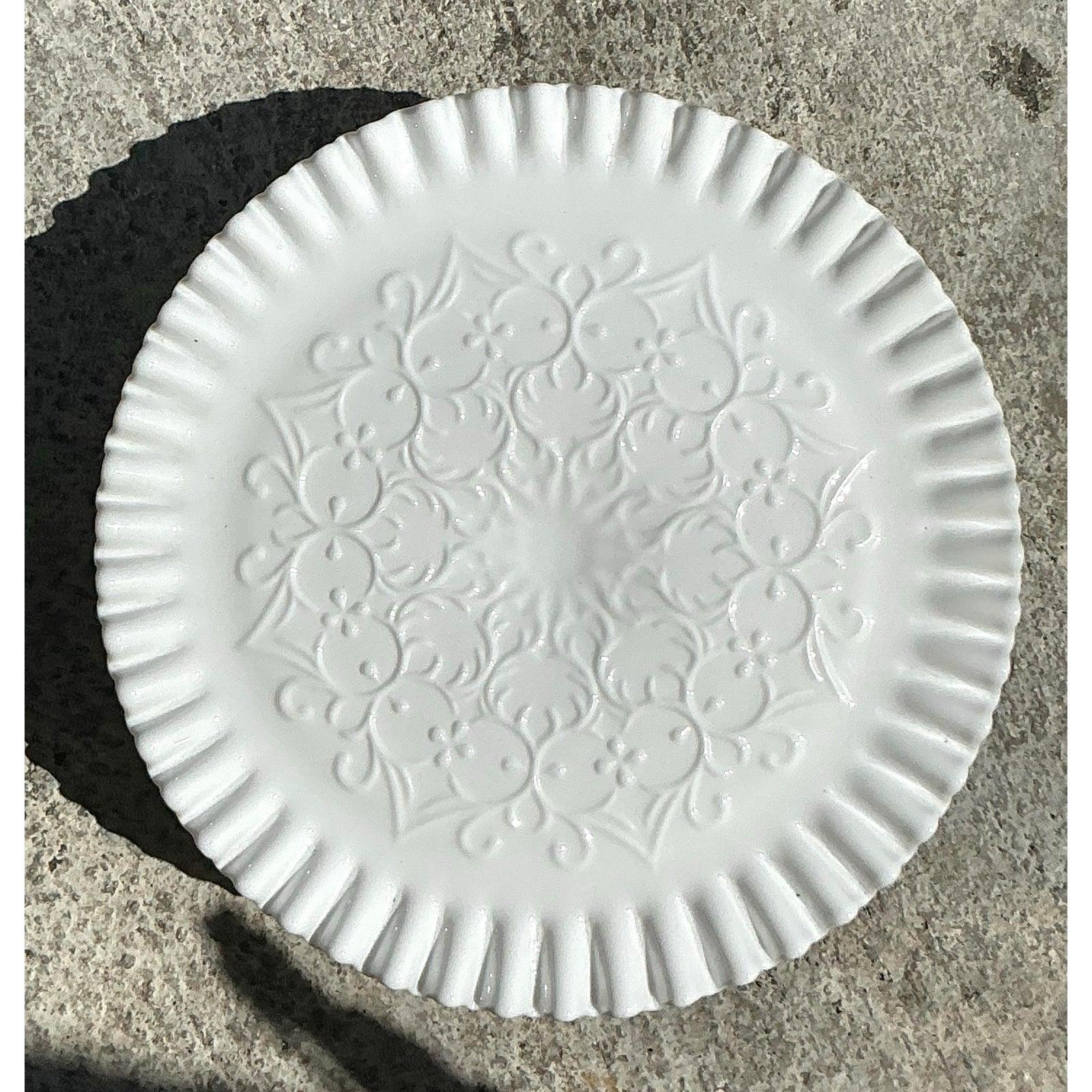 Este soporte para tartas de cristal de leche con volantes Vintage Regency es la personificación del encanto atemporal y el diseño elegante. Fabricada con un radiante acabado en cristal de leche blanco, presenta un delicado estampado floral en