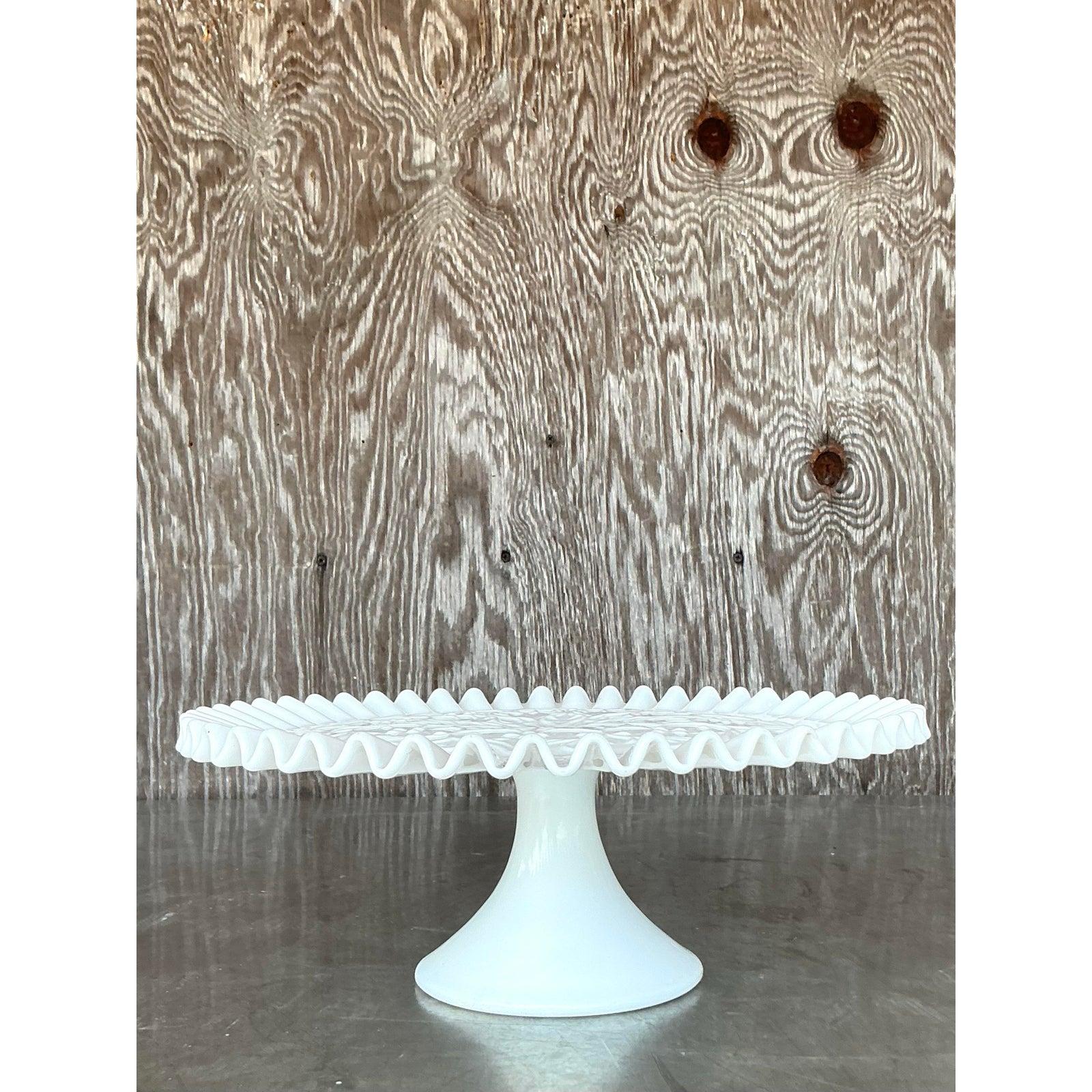 Soporte para tartas de cristal de leche con volantes Vintage Regency en Bueno estado para la venta en west palm beach, FL