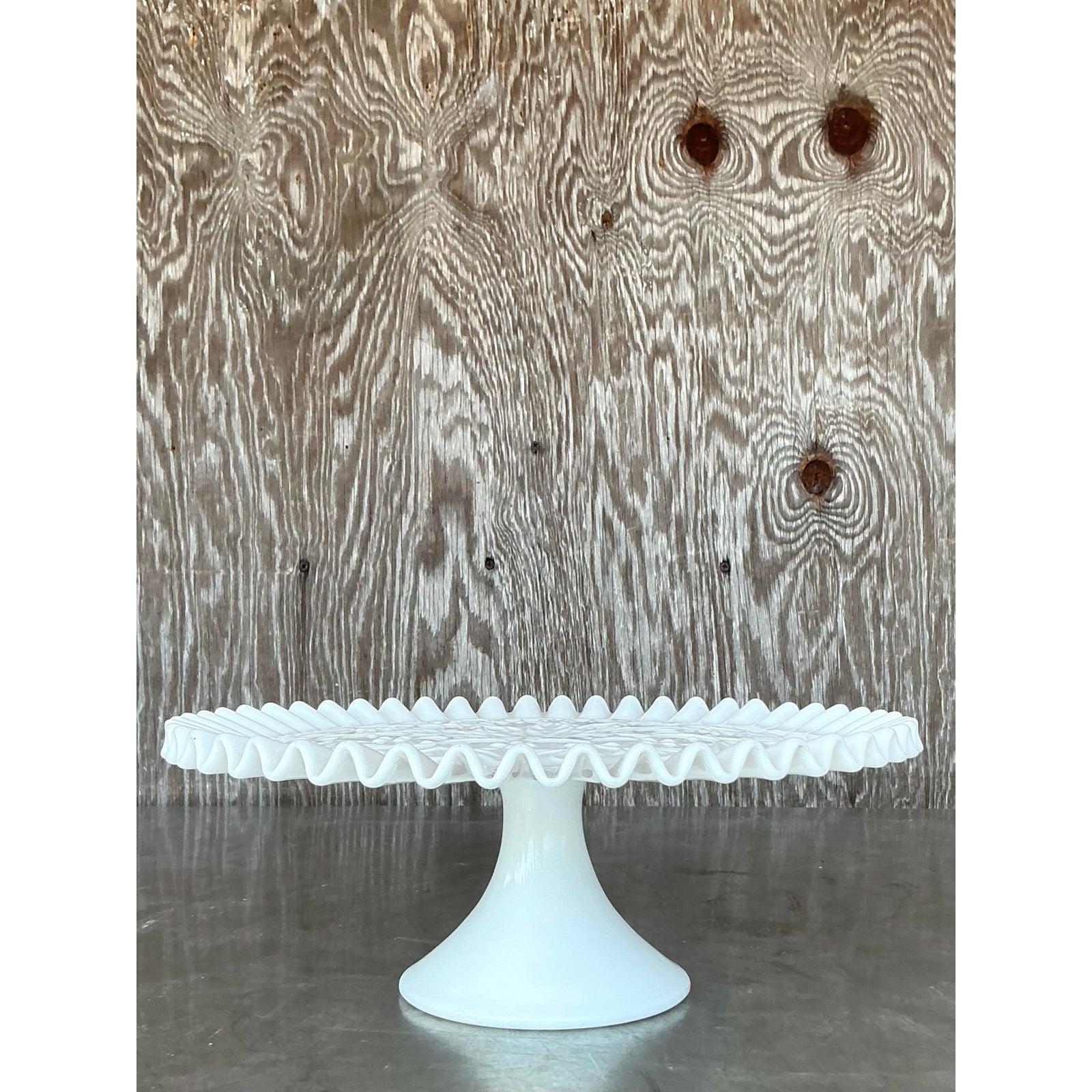 Soporte para tartas de cristal de leche con volantes Vintage Regency Vidrio opalino en venta
