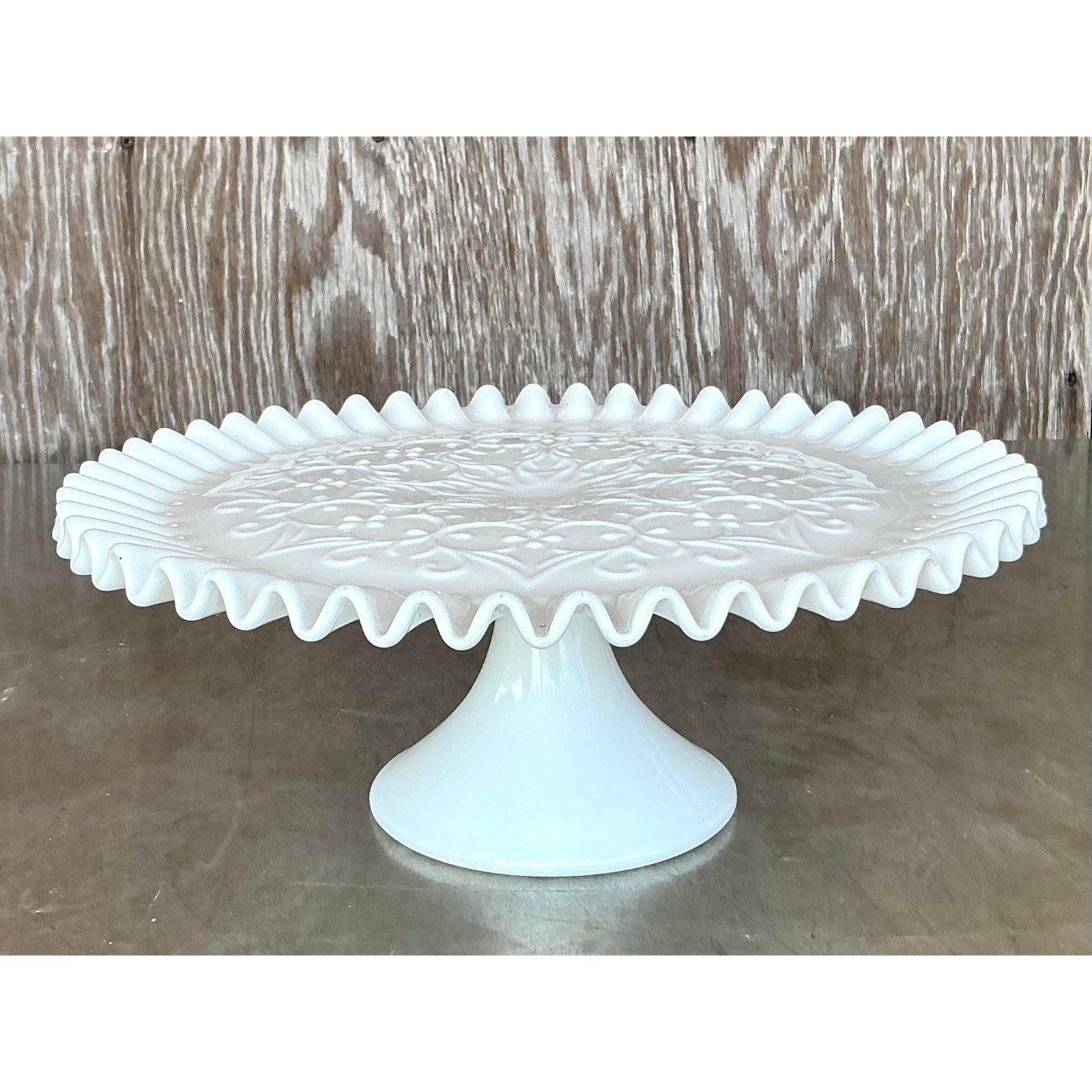 Soporte para tartas de cristal de leche con volantes Vintage Regency en venta 1
