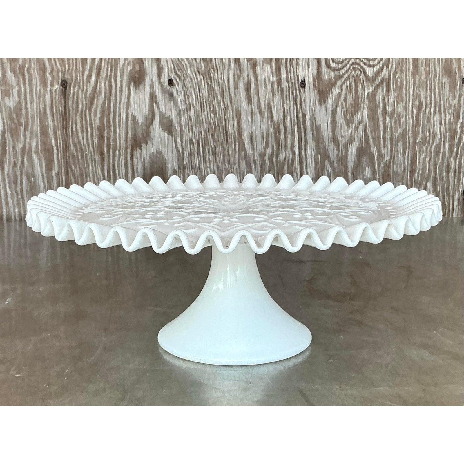 Soporte para tartas de cristal de leche con volantes Vintage Regency en venta 2