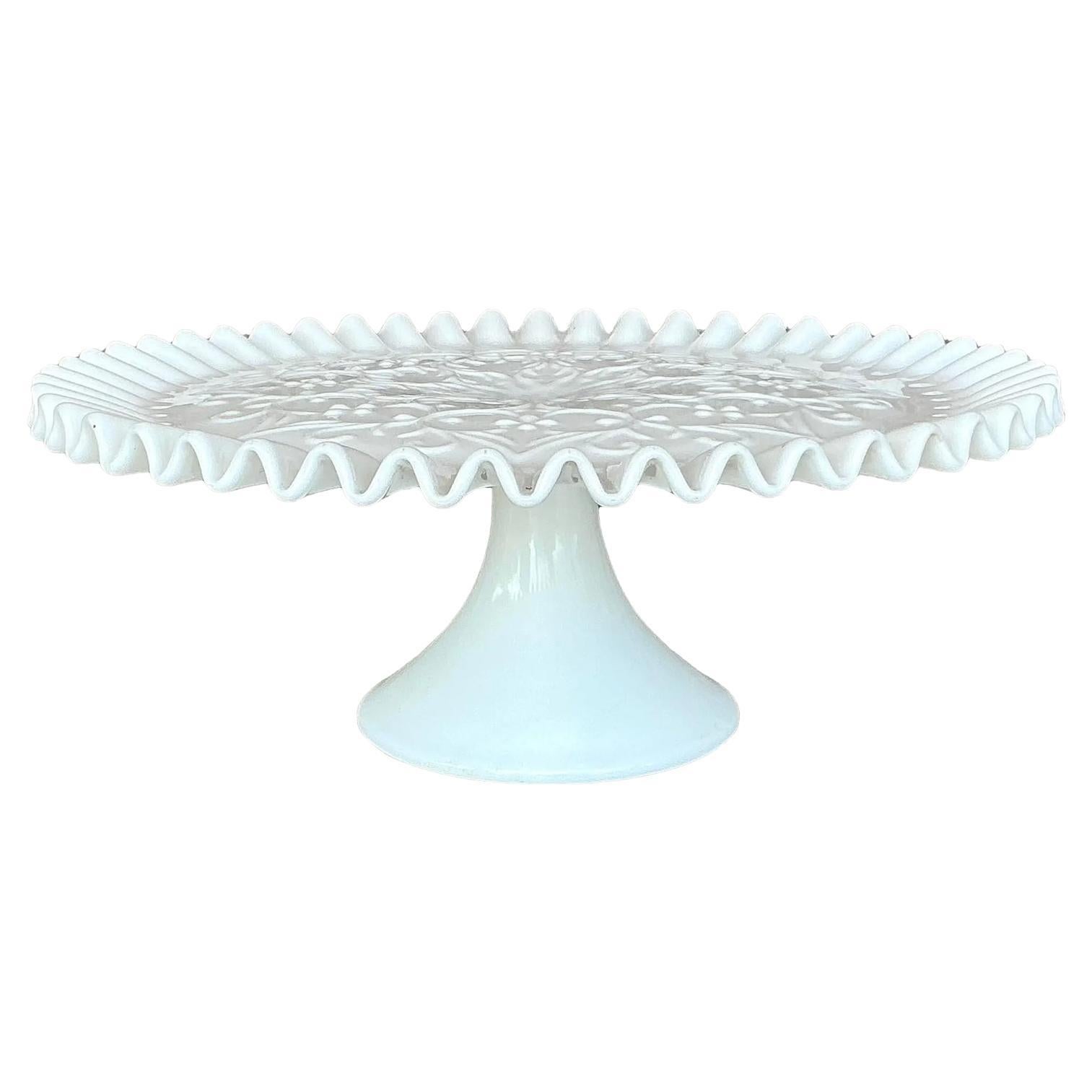 Soporte para tartas de cristal de leche con volantes Vintage Regency en venta
