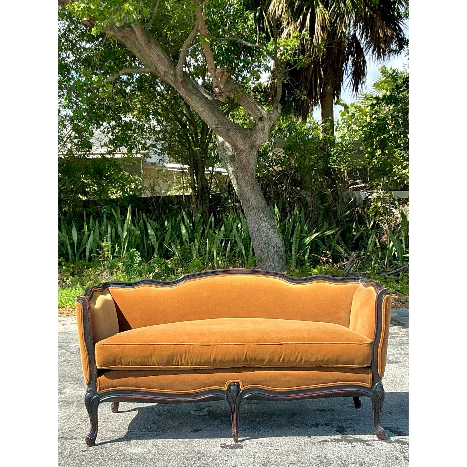 Divano in velluto zafferano vintage Regency in vendita 3