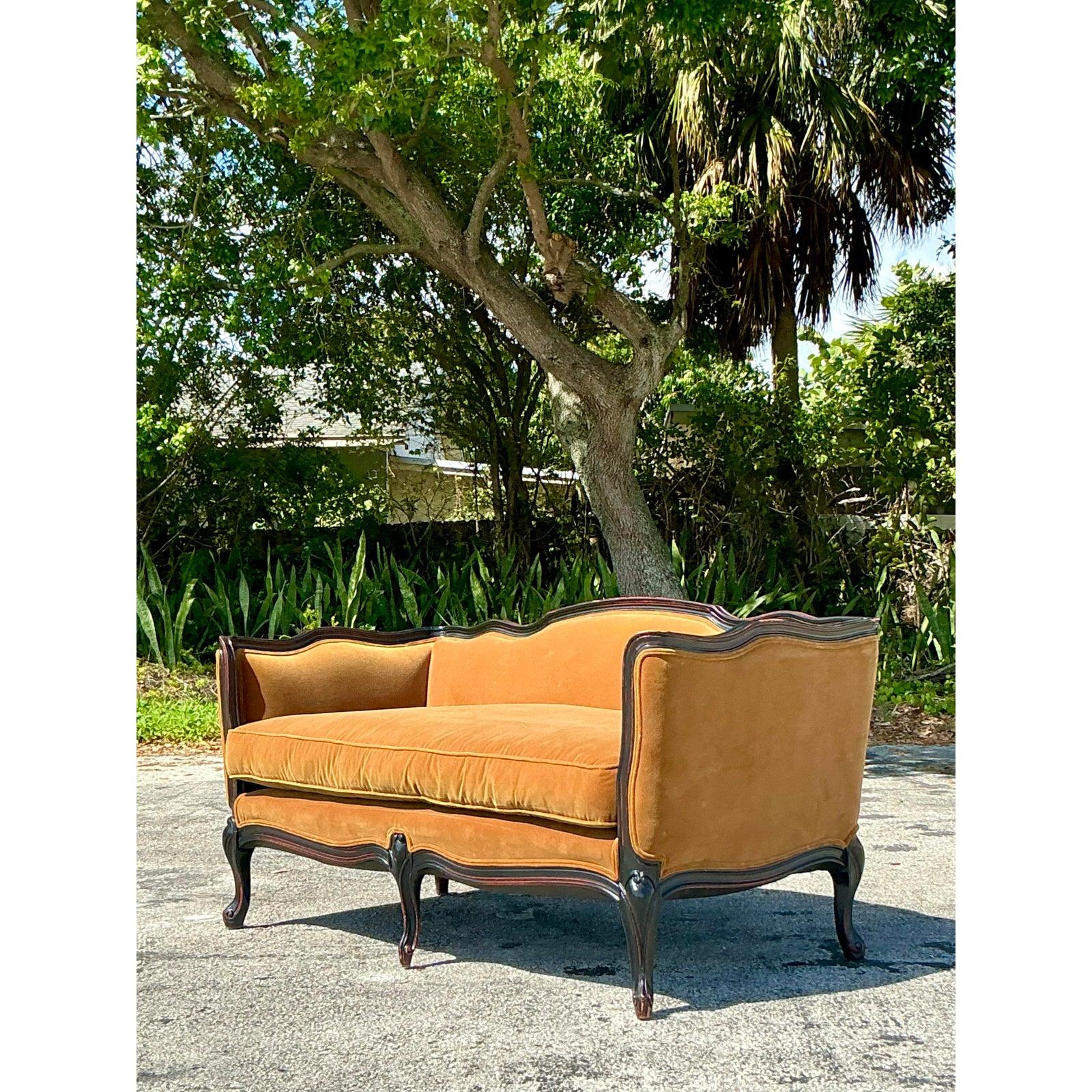 Stile provenzale Divano in velluto zafferano vintage Regency in vendita