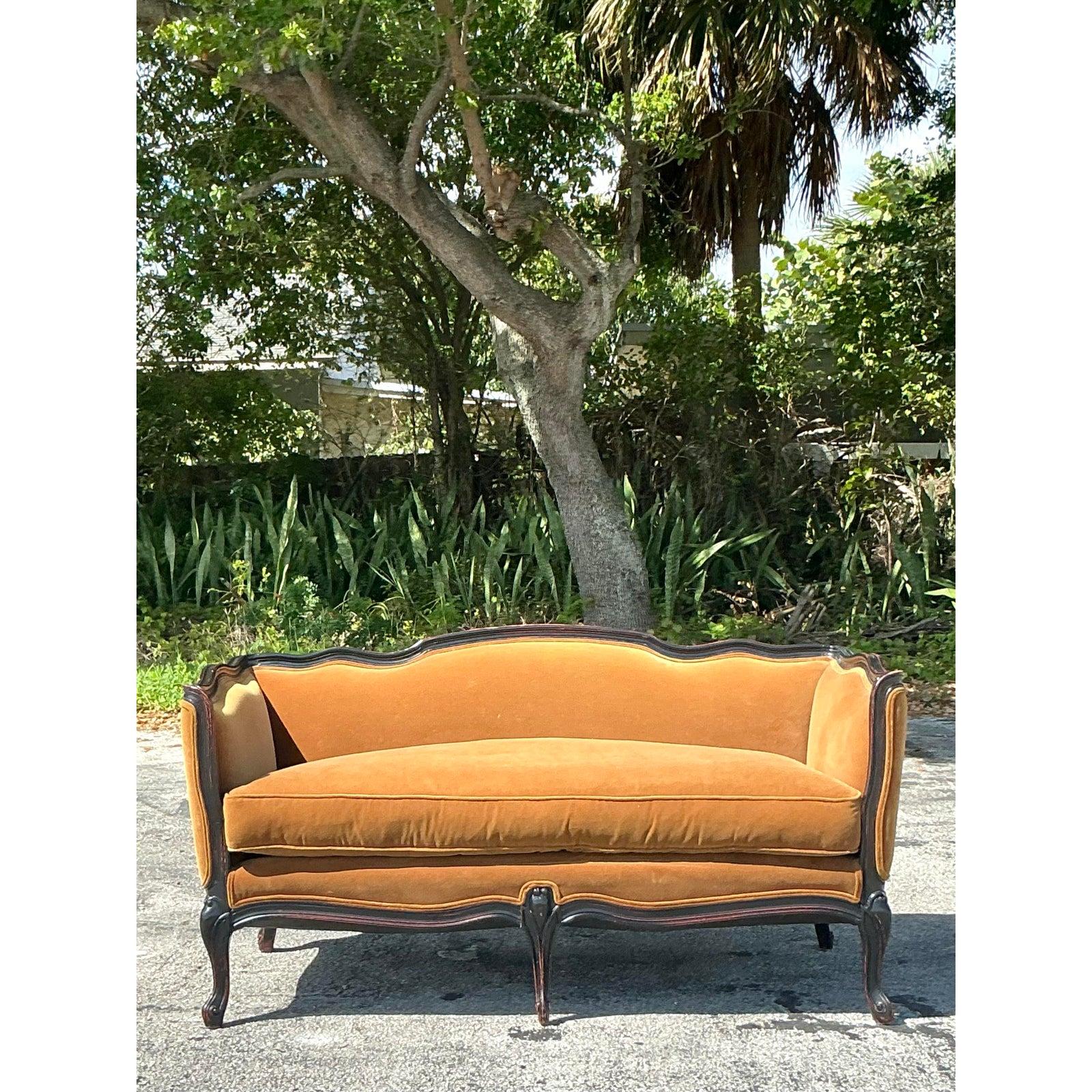 Divano in velluto zafferano vintage Regency In condizioni buone in vendita a west palm beach, FL