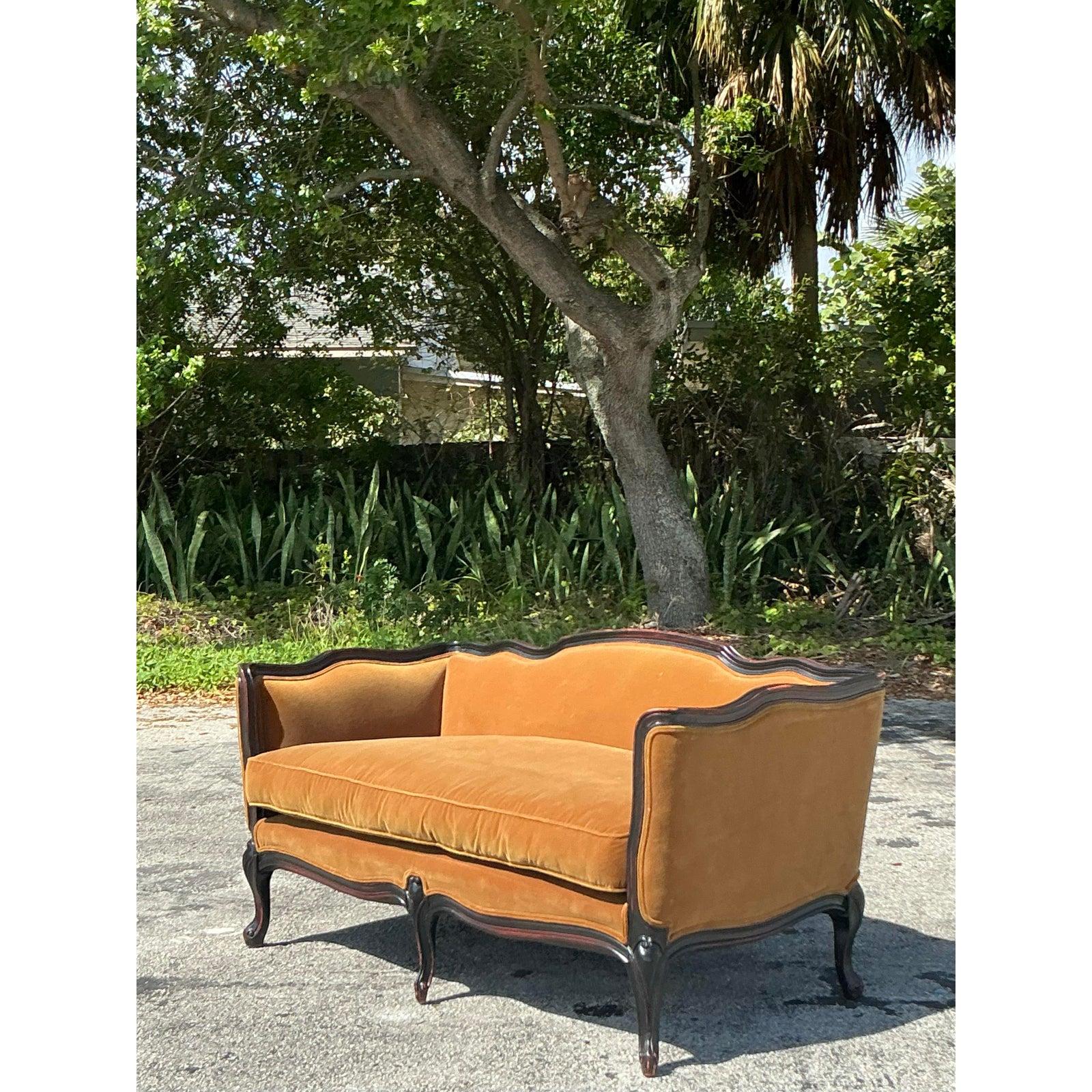 Tappezzeria Divano in velluto zafferano vintage Regency in vendita