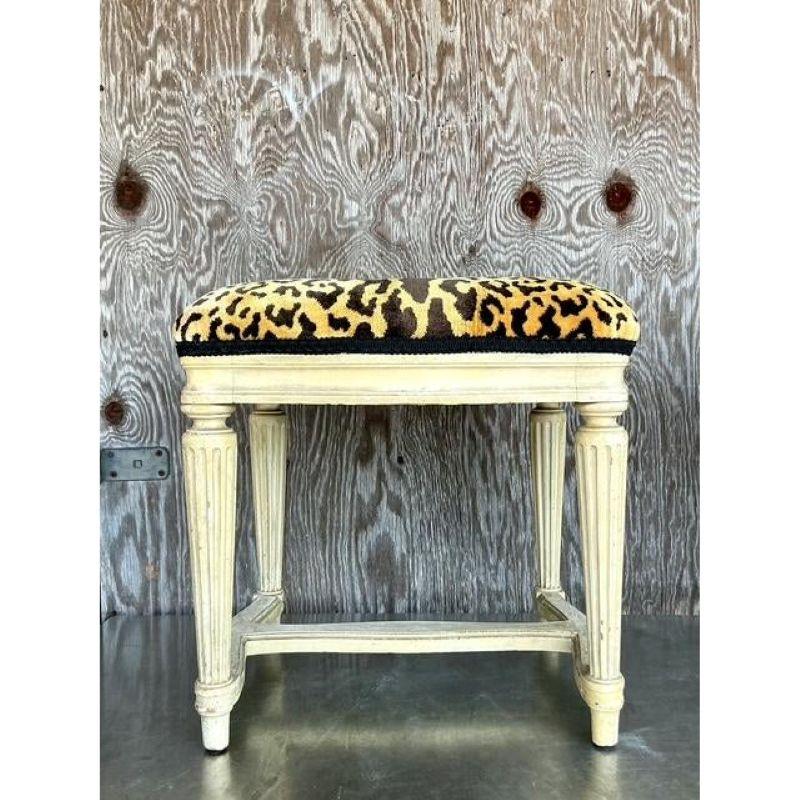 Tabouret bas Regency Scalamandre en velours vintage Bon état - En vente à west palm beach, FL