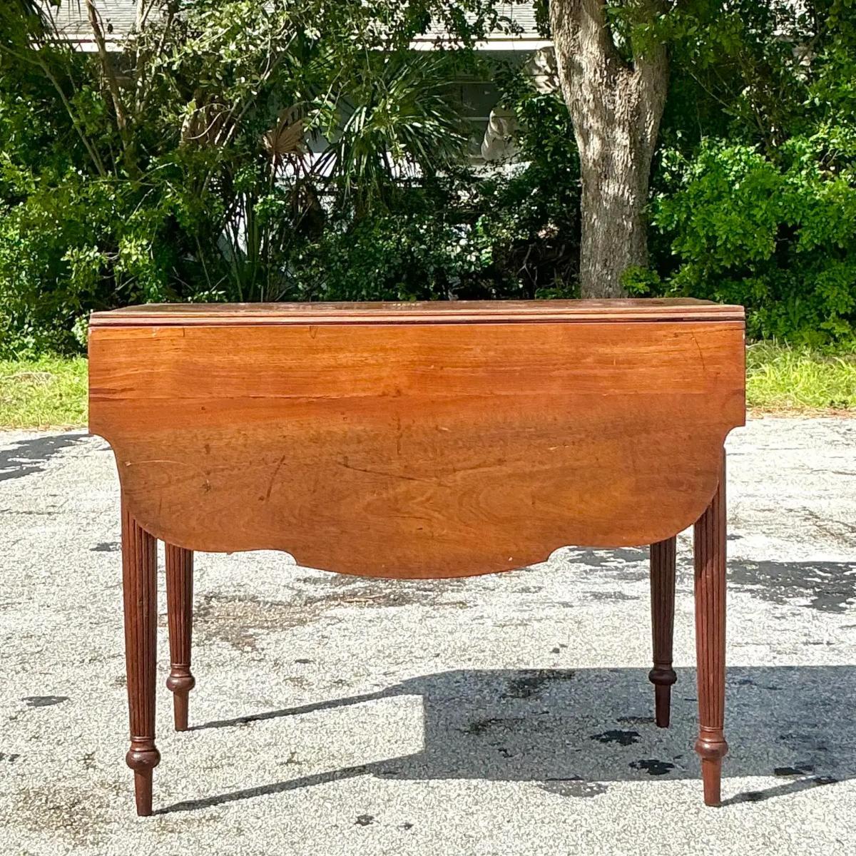Aggiungi un tocco di eleganza classica al tuo spazio con questo tavolo smerlato a foglie di goccia Vintage Regency. Caratterizzato da bordi smerlati e da una ricca finitura in legno, questo pezzo versatile passa senza sforzo da un tavolino compatto