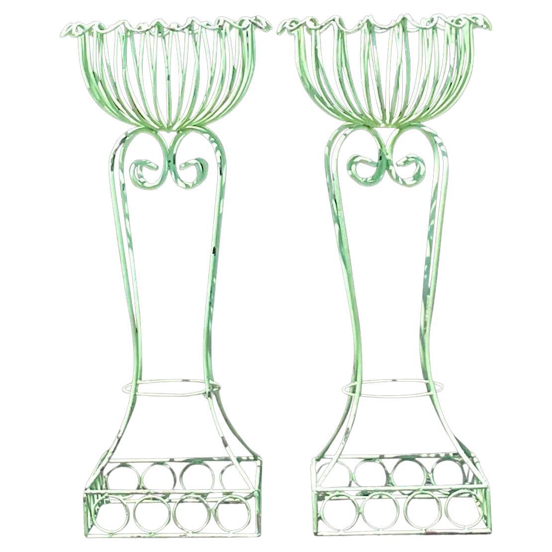 Vintage Regency Scalloped Wrought Iron Plant Stands - ein Paar
