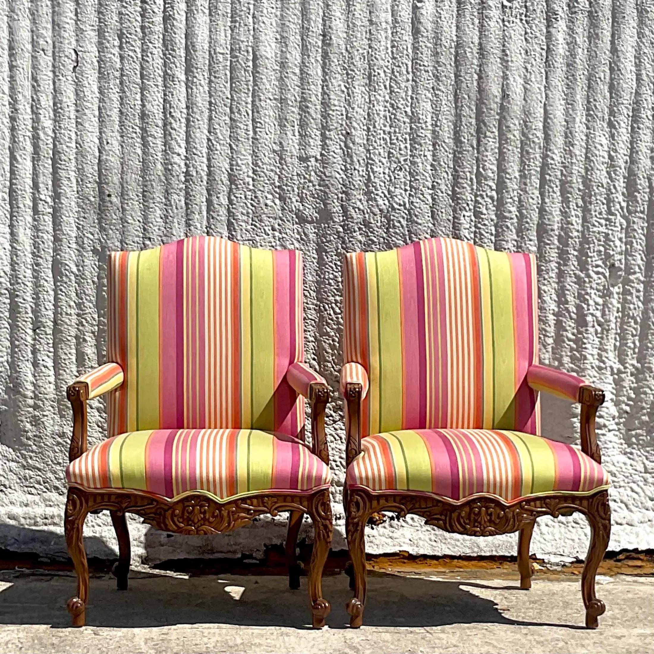 20ième siècle Paire de chaises vintage Regency Schumacher à rayures de style Louis XV en vente