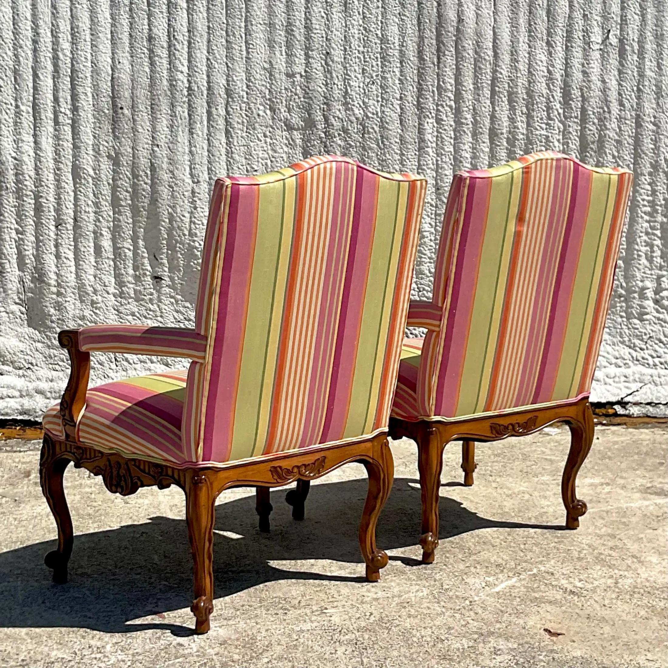 Vintage Regency Schumacher Streifen-Stühle im Louis-XV-Stil im Louis-XV-Stil, Paar (Stoff) im Angebot
