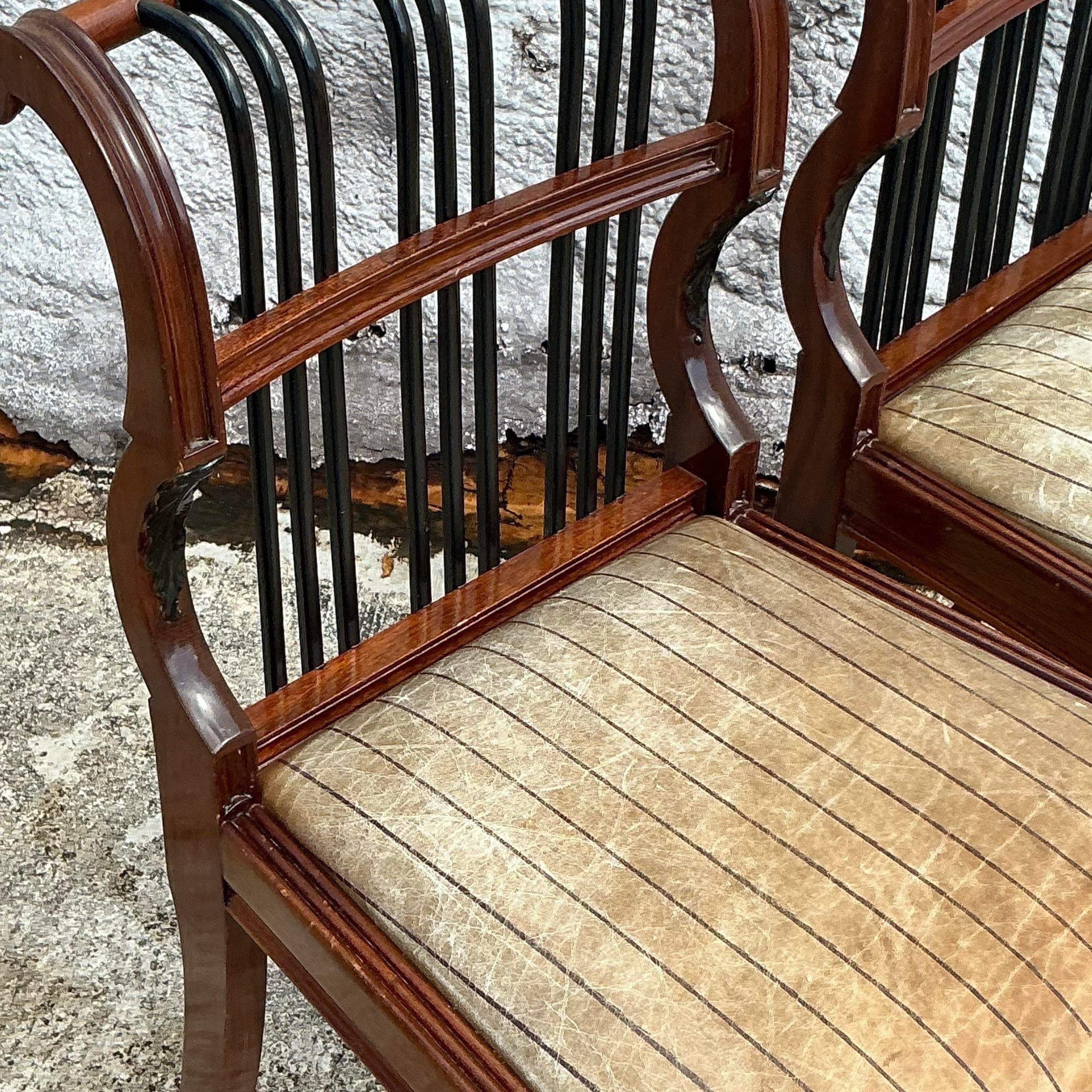 Valorizza il tuo spazio abitativo con questa squisita coppia di sedie vintage Regency con schienale a voluta. Caratterizzate da un design Regency senza tempo con eleganti schienali a voluta, queste sedie aggiungono un tocco di raffinatezza e charme