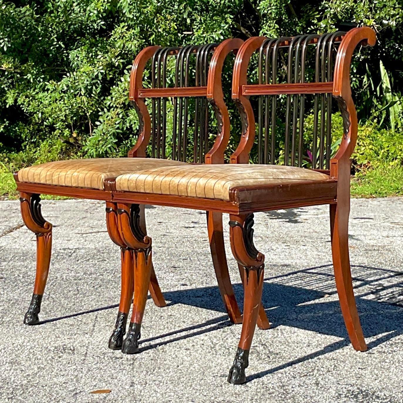 Tappezzeria Sedie Regency con schienale a voluta d'epoca - una coppia in vendita