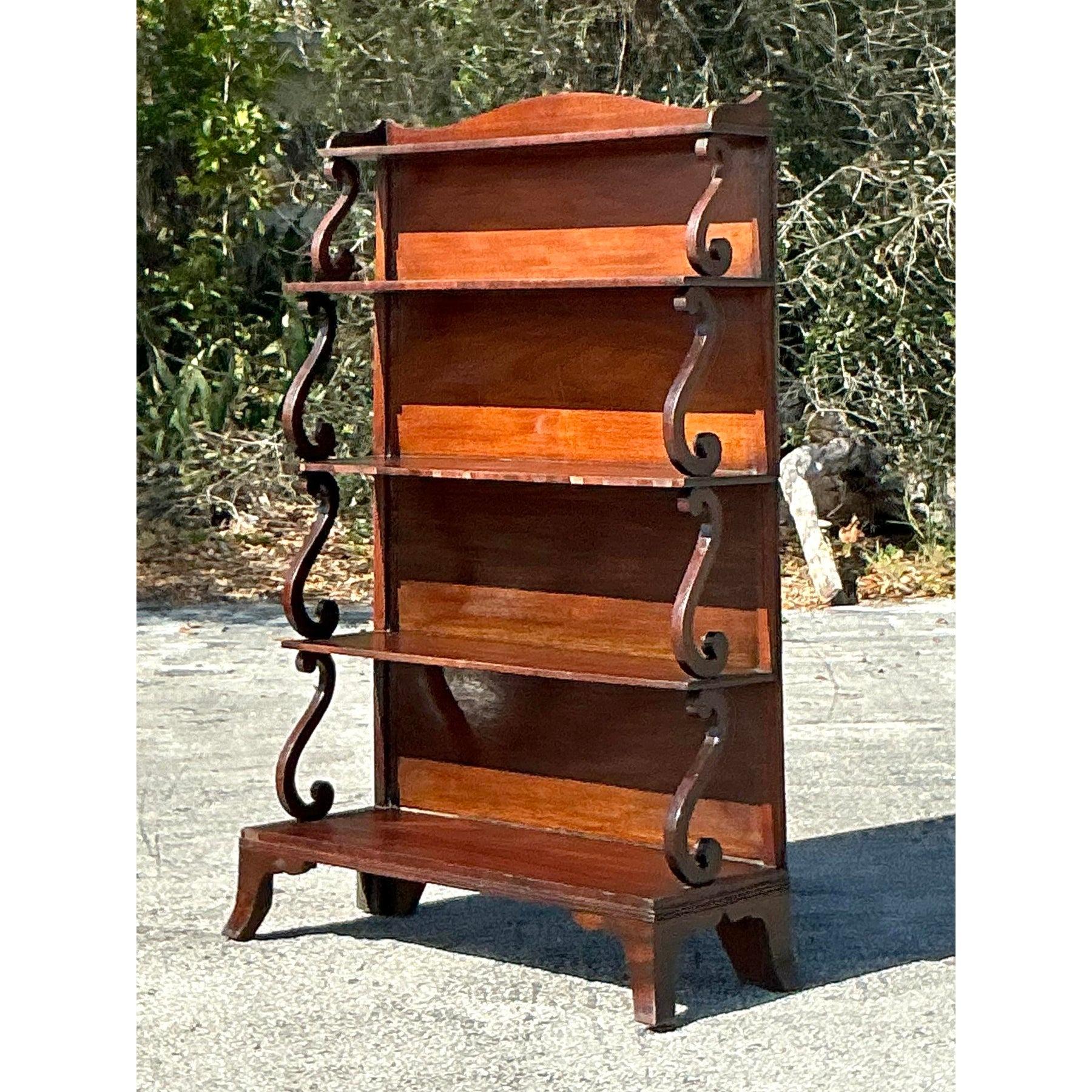 Hollywood Regency Etagere aperta con rotolo di pergamena Regency d'epoca in vendita