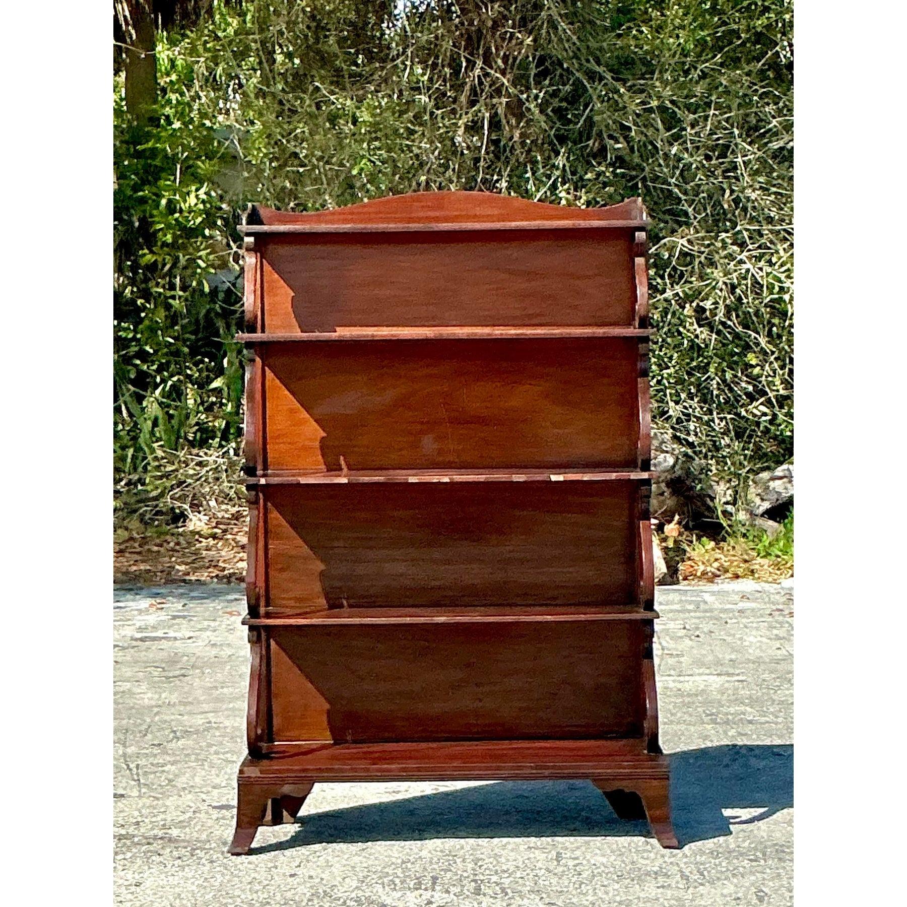 Legno Etagere aperta con rotolo di pergamena Regency d'epoca in vendita