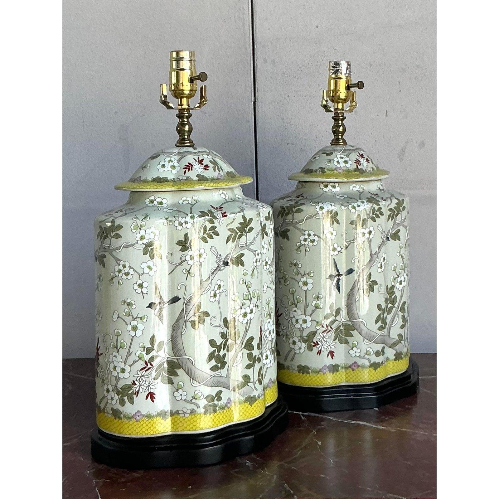 Évoquez l'élégance intemporelle de Park Avenue avec cette exquise paire de lampes temple vintage, vendues à l'origine par le célèbre fournisseur de produits de luxe Scully & Scully. Fabriquée en céramique fine, chaque lampe présente une silhouette