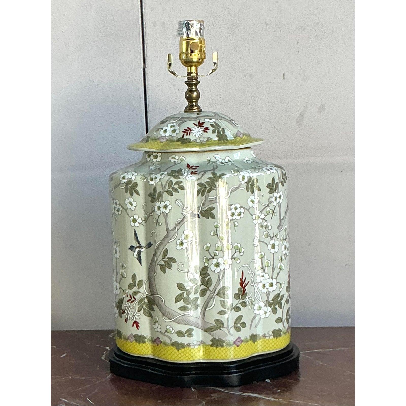 Chinoiseries Vintage Regency Scully and Scully Bird Temple Jar Lamp - A Pair en vente