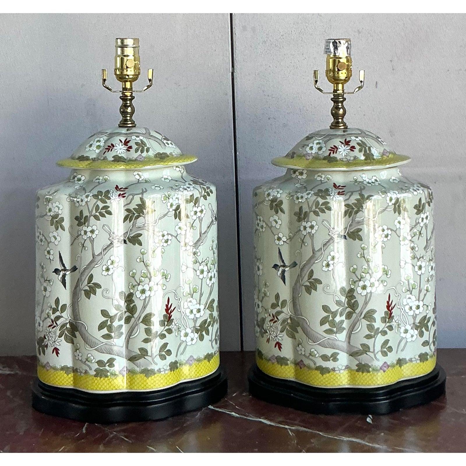 Américain Vintage Regency Scully and Scully Bird Temple Jar Lamp - A Pair en vente
