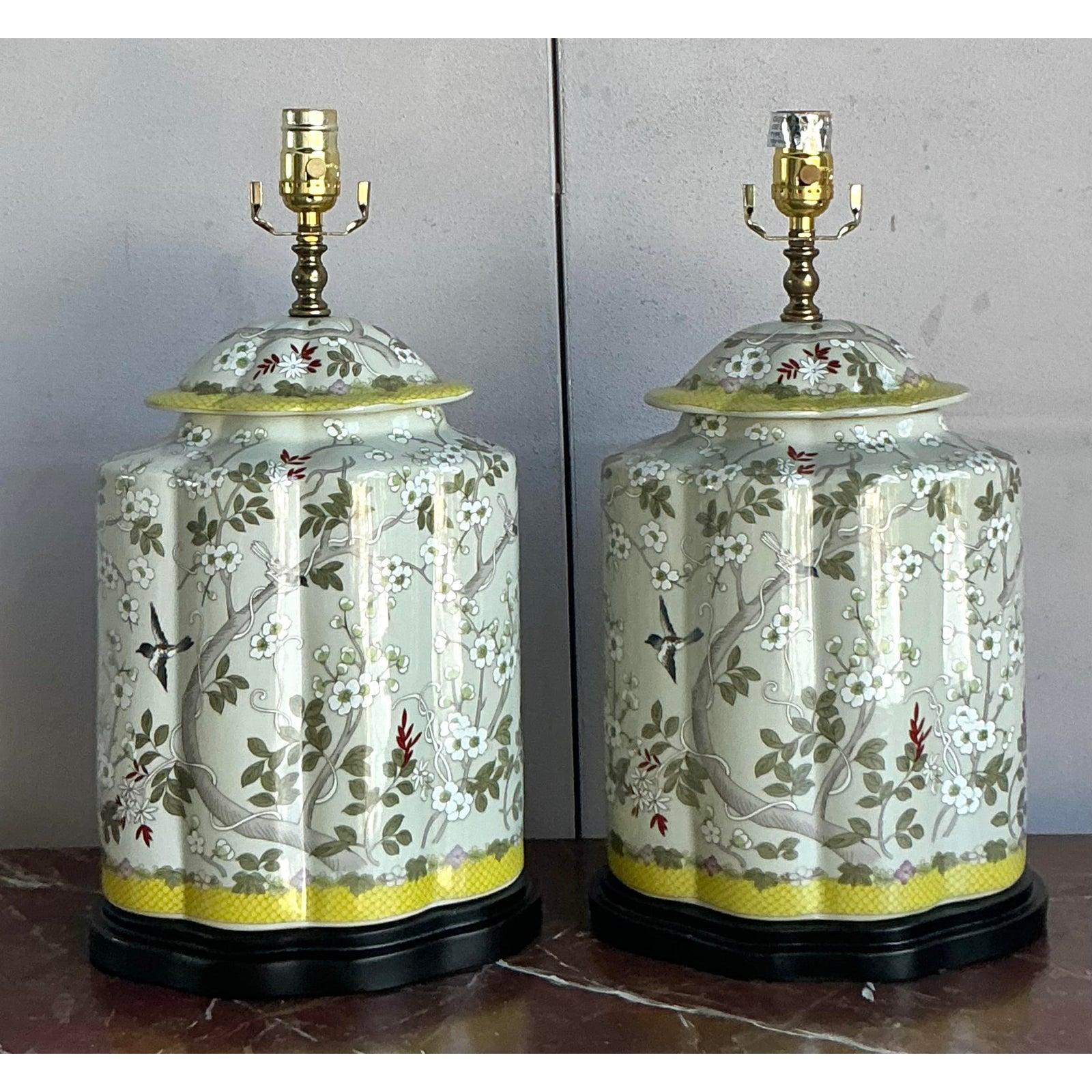 Vintage Regency Scully and Scully Bird Temple Jar Lamp - A Pair Bon état - En vente à West Palm Beach, FL