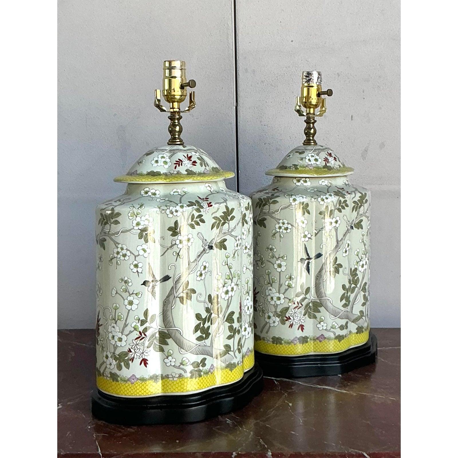 20ième siècle Vintage Regency Scully and Scully Bird Temple Jar Lamp - A Pair en vente