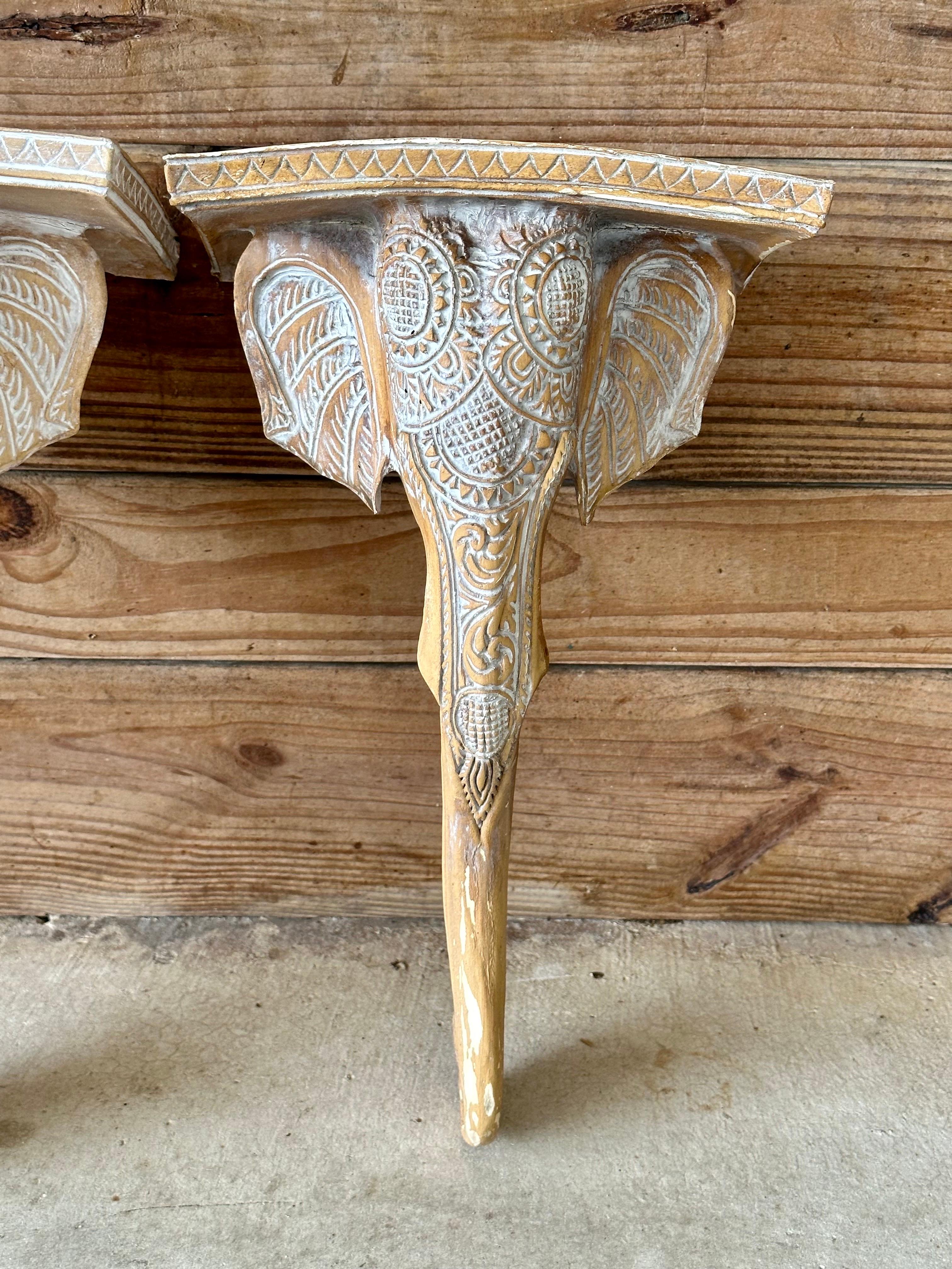 Exquisites Paar skulpturaler Elefanten-Wandregale aus geschnitztem Holz in der Art von Gampel-Stoll. Sie erinnert an den Hollywood-Regency-Stil und verfügt über eingebaute Haken, die das Aufhängen erleichtern. Fabelhaft, wie ist in einem Cerused