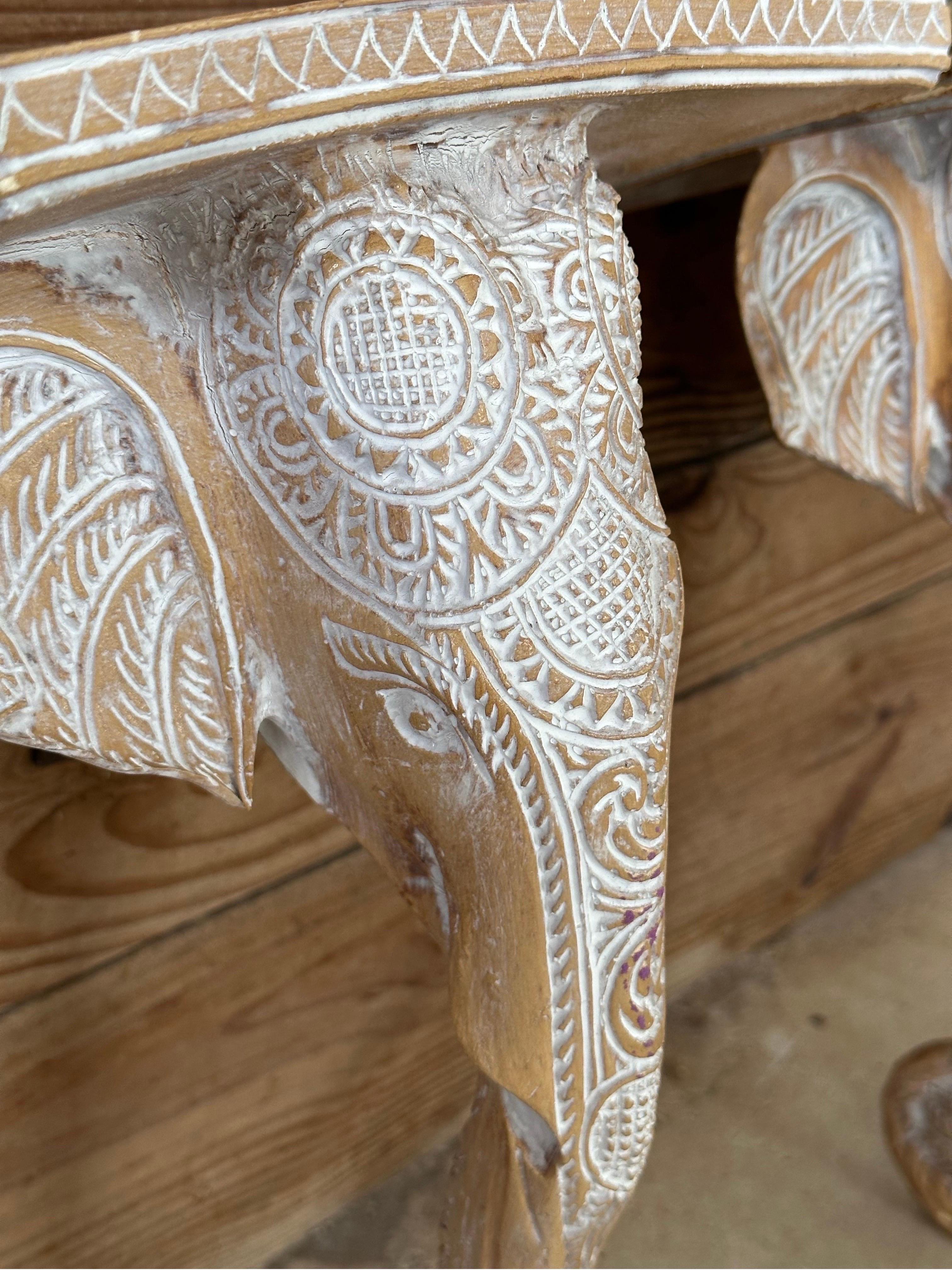 Skulpturale Regency-Wandhalterungen aus geschnitztem Elefantenholz im Regency-Stil im Zustand „Gut“ im Angebot in North Fort Myers, FL