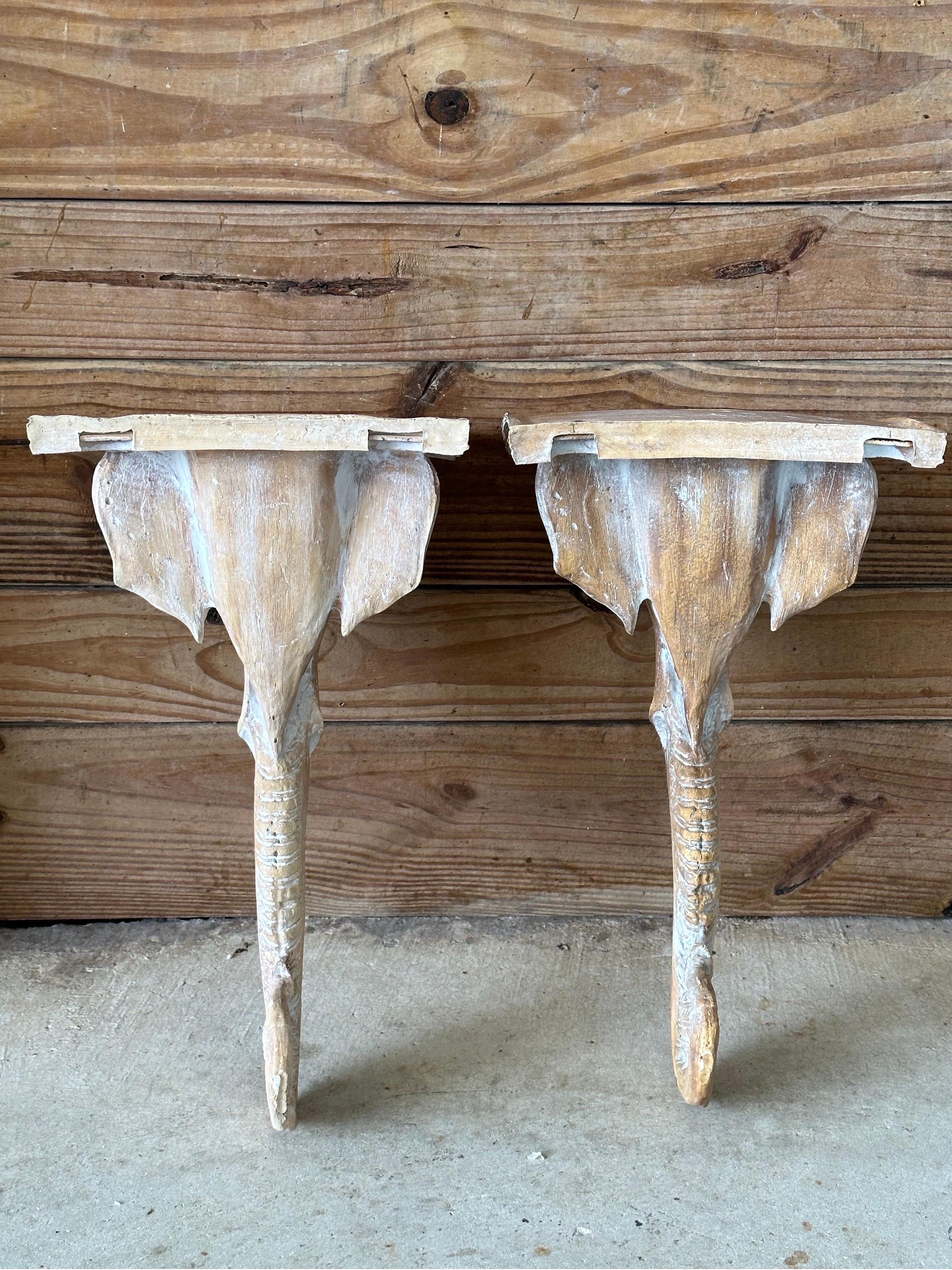 Skulpturale Regency-Wandhalterungen aus geschnitztem Elefantenholz im Regency-Stil (Holz) im Angebot