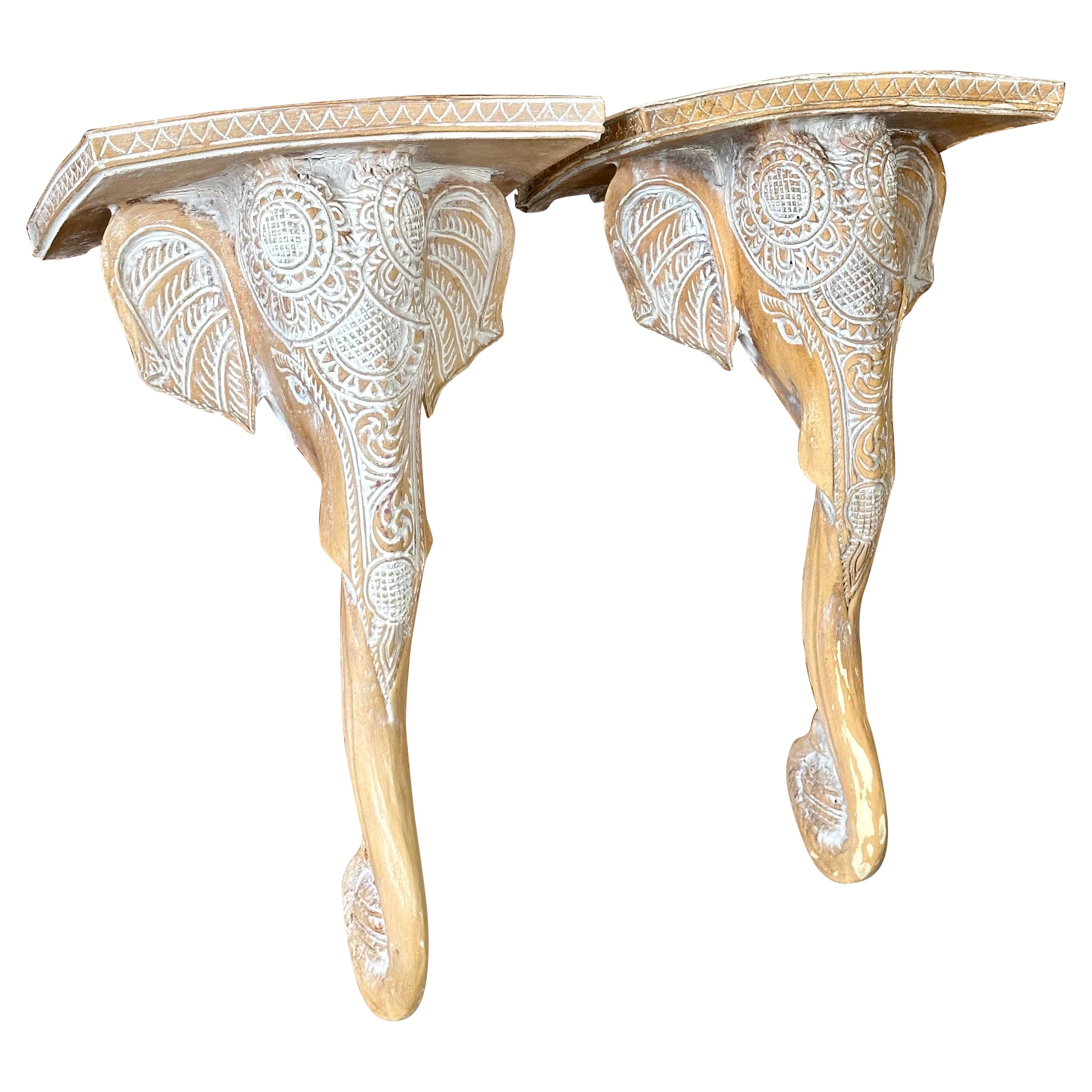Supports muraux sculptés en bois sculpté d'éléphants de style Régence vintage
