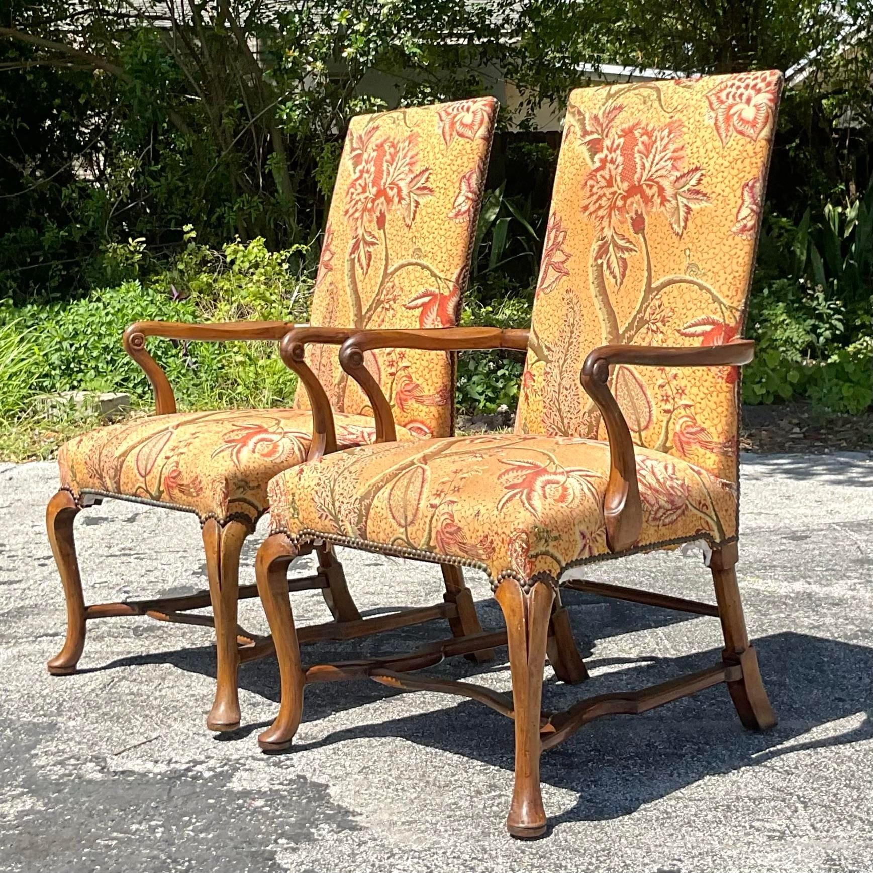 Klassische Eleganz: Ein Paar Vintage Regency Shepard's Crook High Back Chairs - Erhöhen Sie Ihren Raum mit zeitloser Raffinesse und unvergleichlichem Komfort. Diese exquisiten Stühle verkörpern die Essenz raffinierter Handwerkskunst und beständigen
