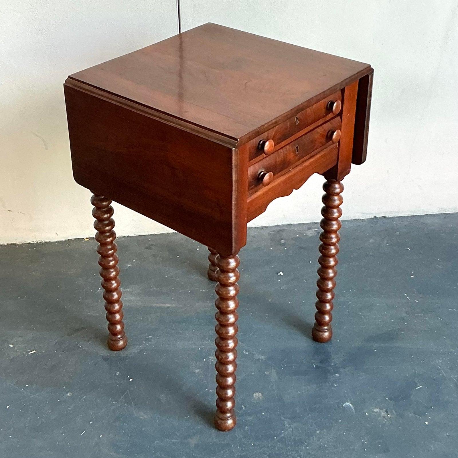 Infusez dans votre intérieur le charme classique de cette belle table à feuilles tombantes de style Sheraton. Fabriquée en acajou riche et chaud, cette pièce présente les proportions élégantes et la qualité d'exécution de l'époque. Sa